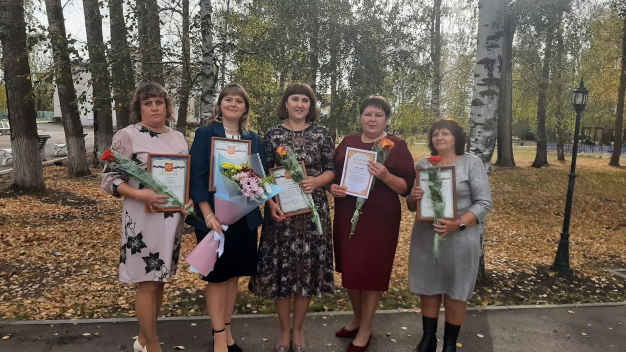 Работников образования Екатериновского района наградили Почётными грамотами и Благодарственными письмами