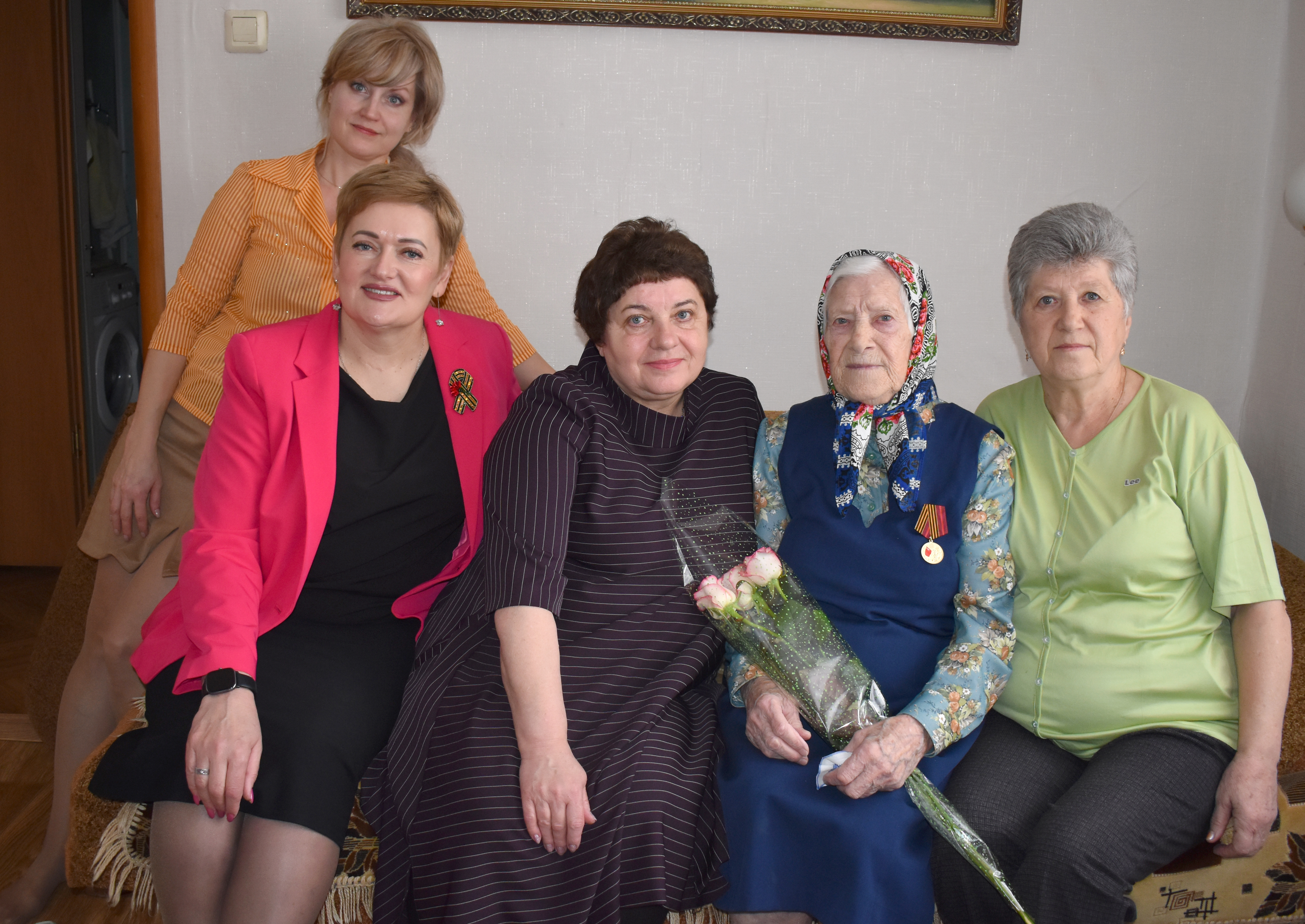 Светлана Байрак и Ирина Фролова вручили юбилейную медаль труженице тыла Октябрине Красновой