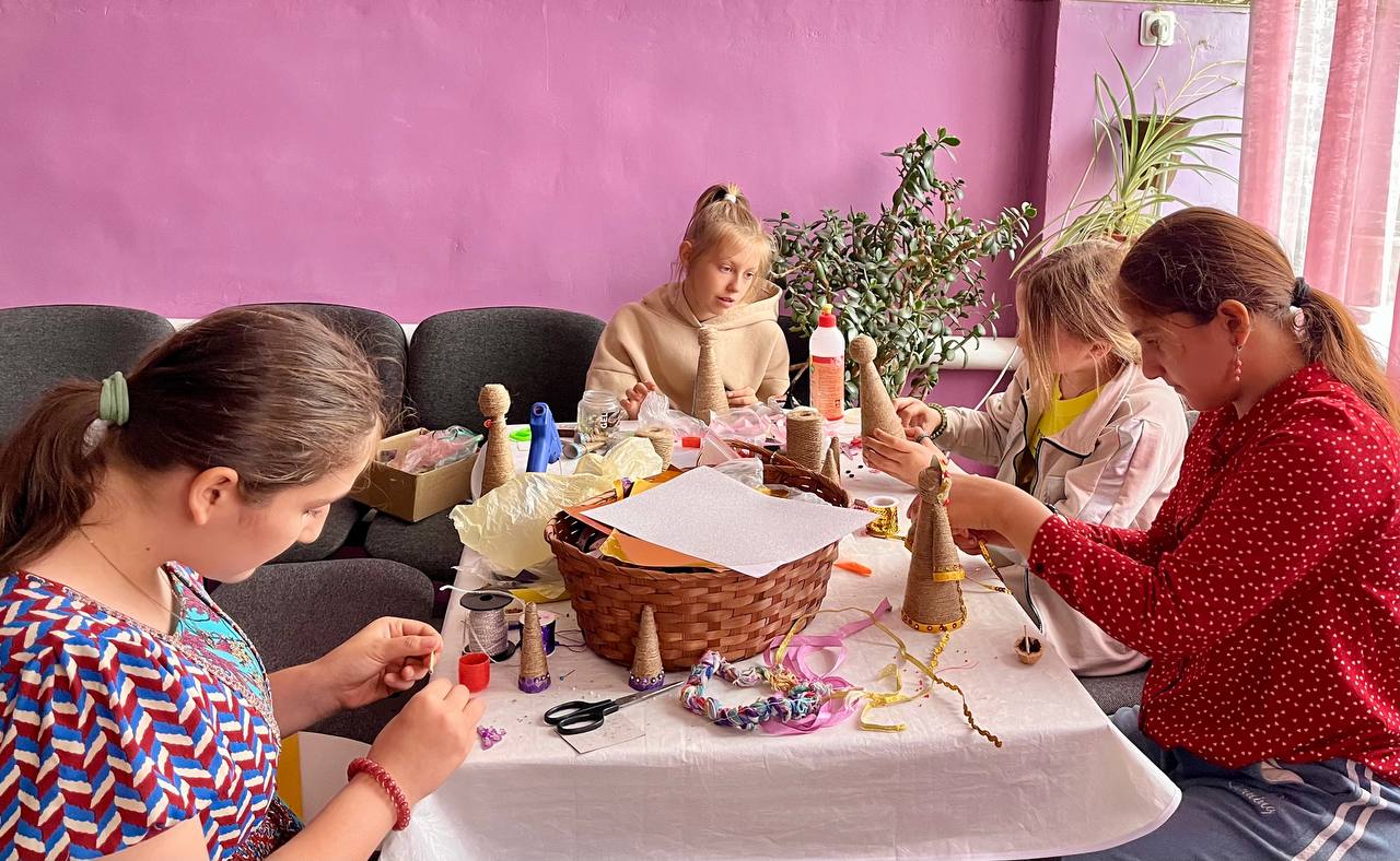 К Дню России юные мастерицы Крутояра изготовили сувенирные куклы из джута