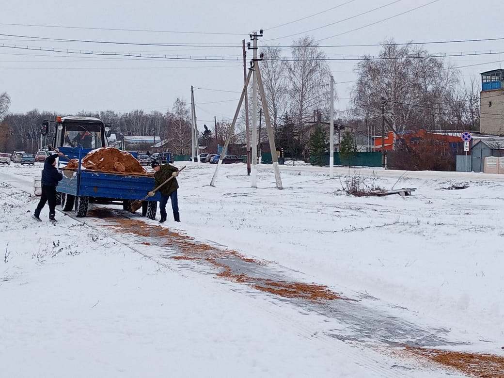 Сегодня екатериновские тротуары обработают противогололёдными материалами