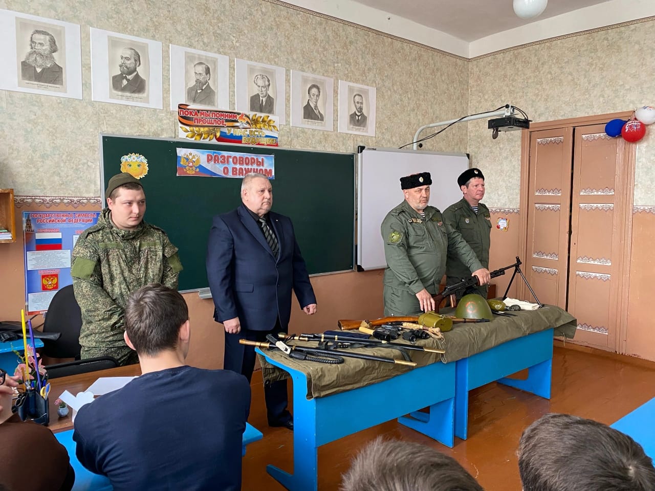 Школьники Индустриального встретились с казаками и участником СВО
