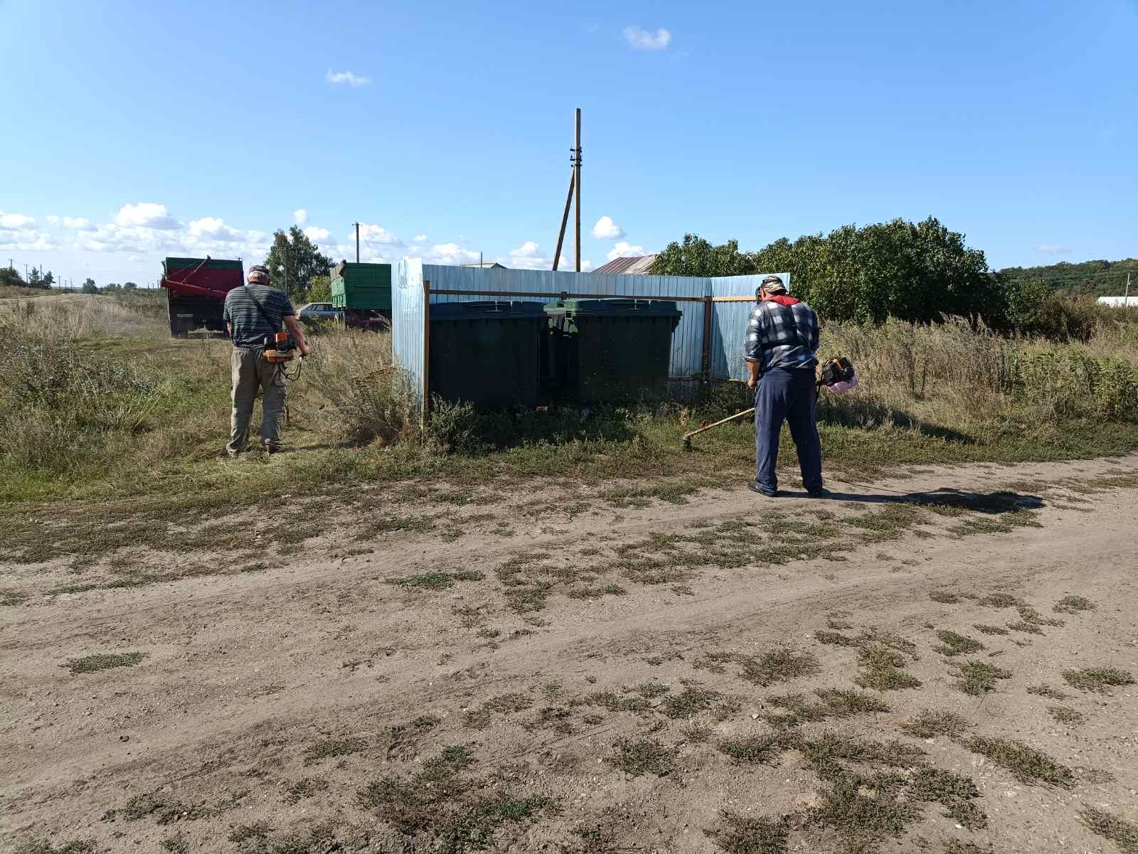 В Колено окашивают территории у площадок ТКО