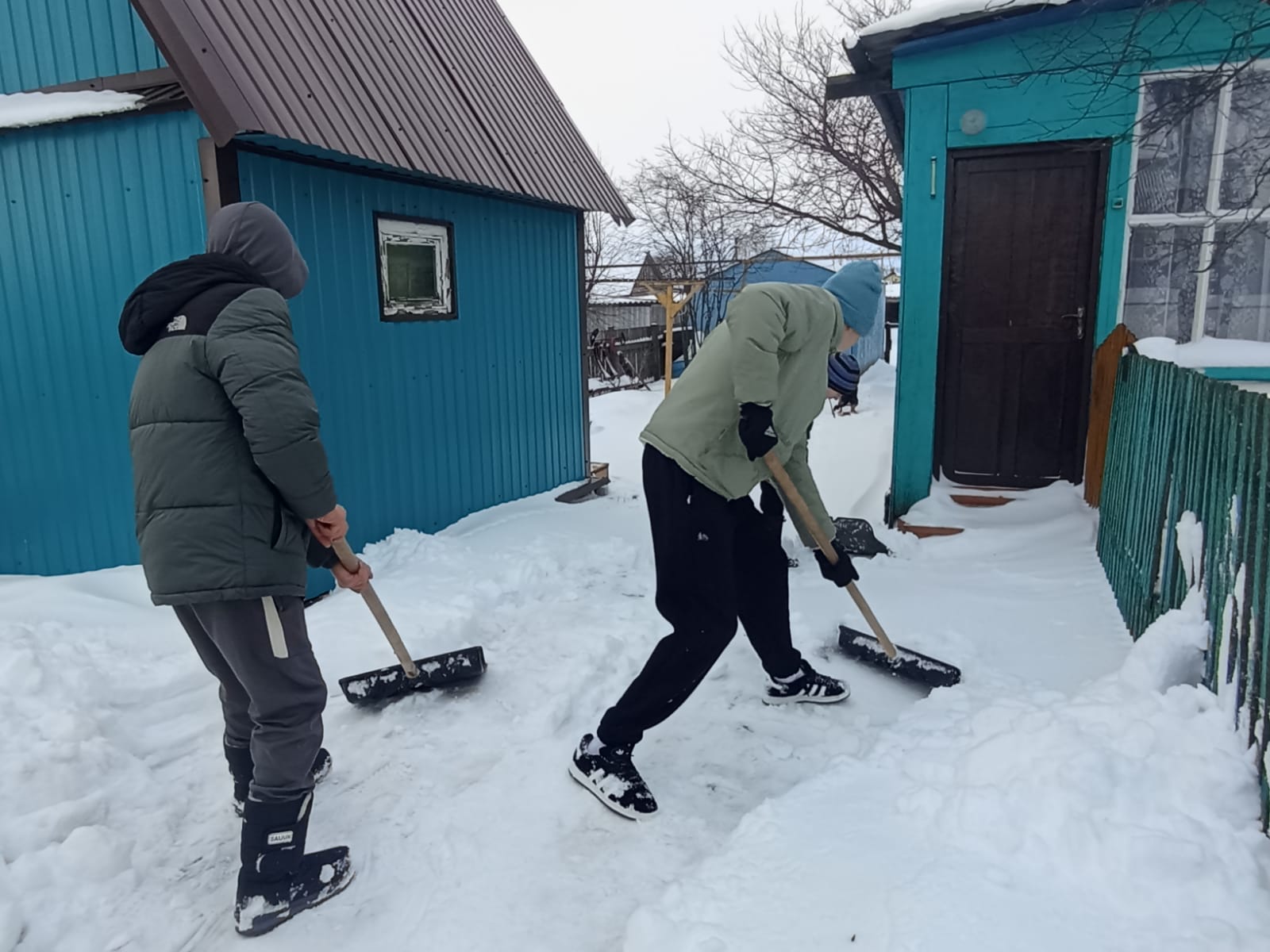«Максимовцы» помогают одиноким пенсионерам Крутояра в уборке снега