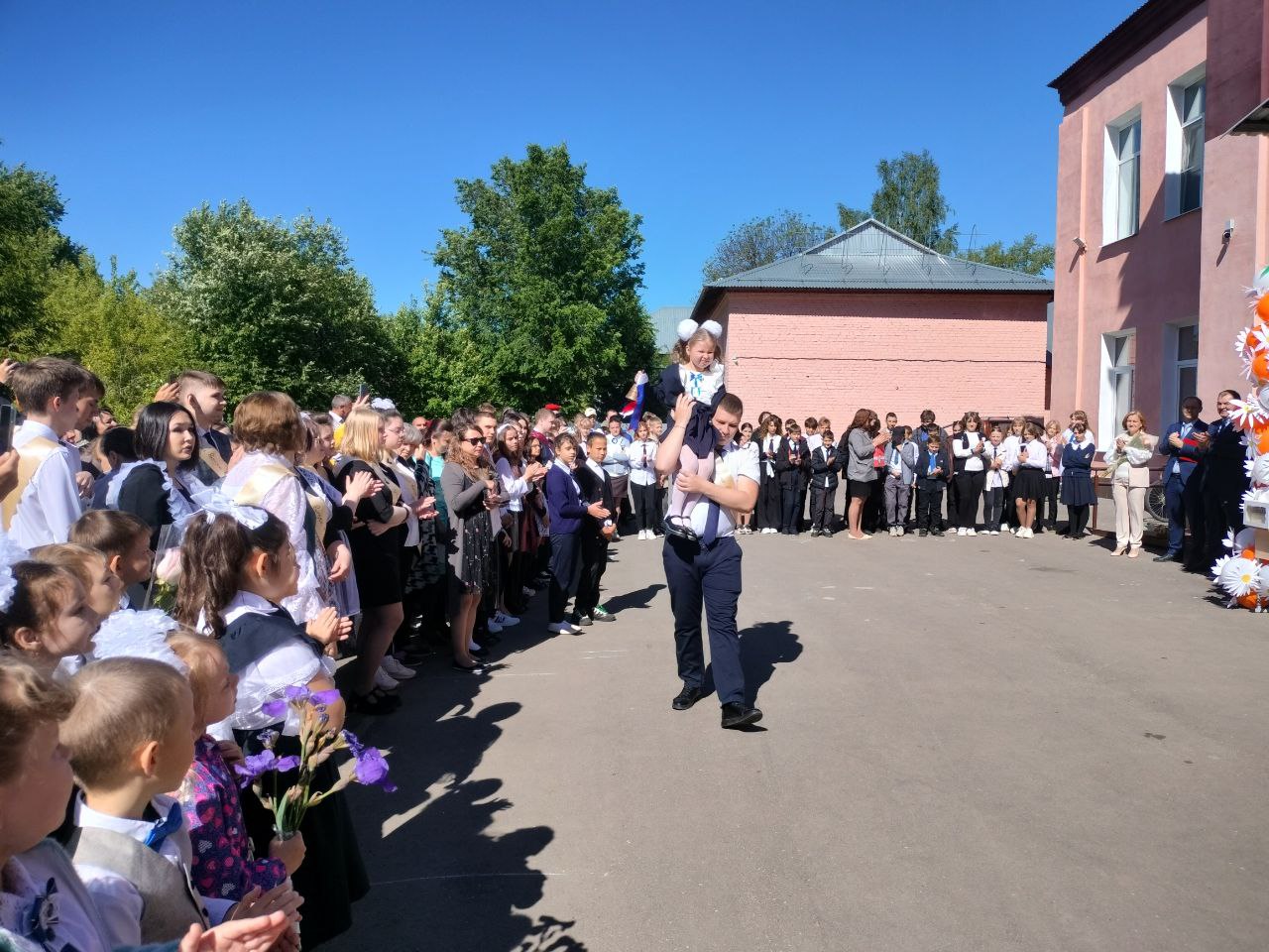 В Екатериновской школе №2 прозвенел Последний звонок