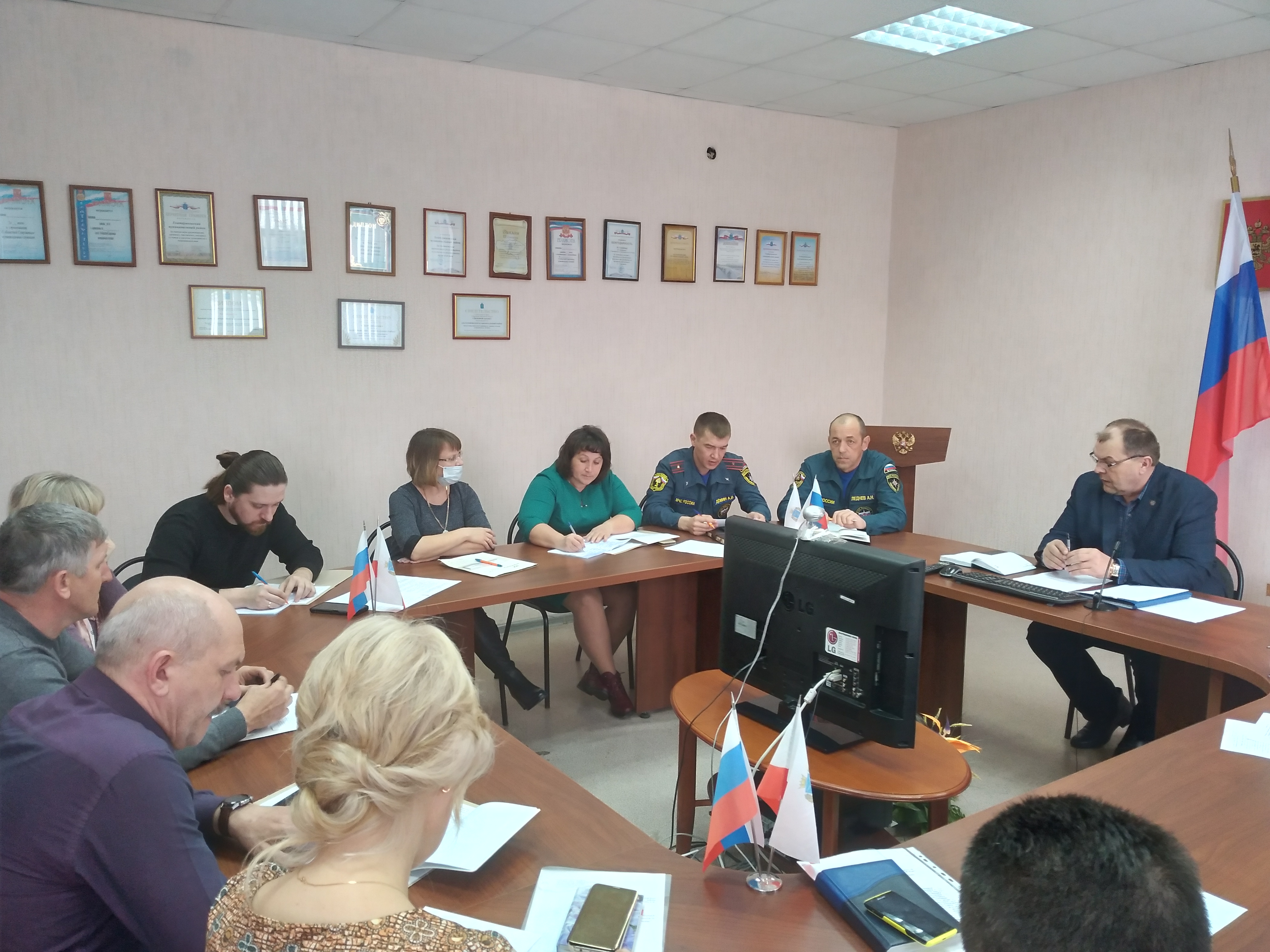 При администрации Екатериновского муниципального района прошло очередное заседание комиссии по чрезвычайным ситуациям и обеспечению пожарной безопасности