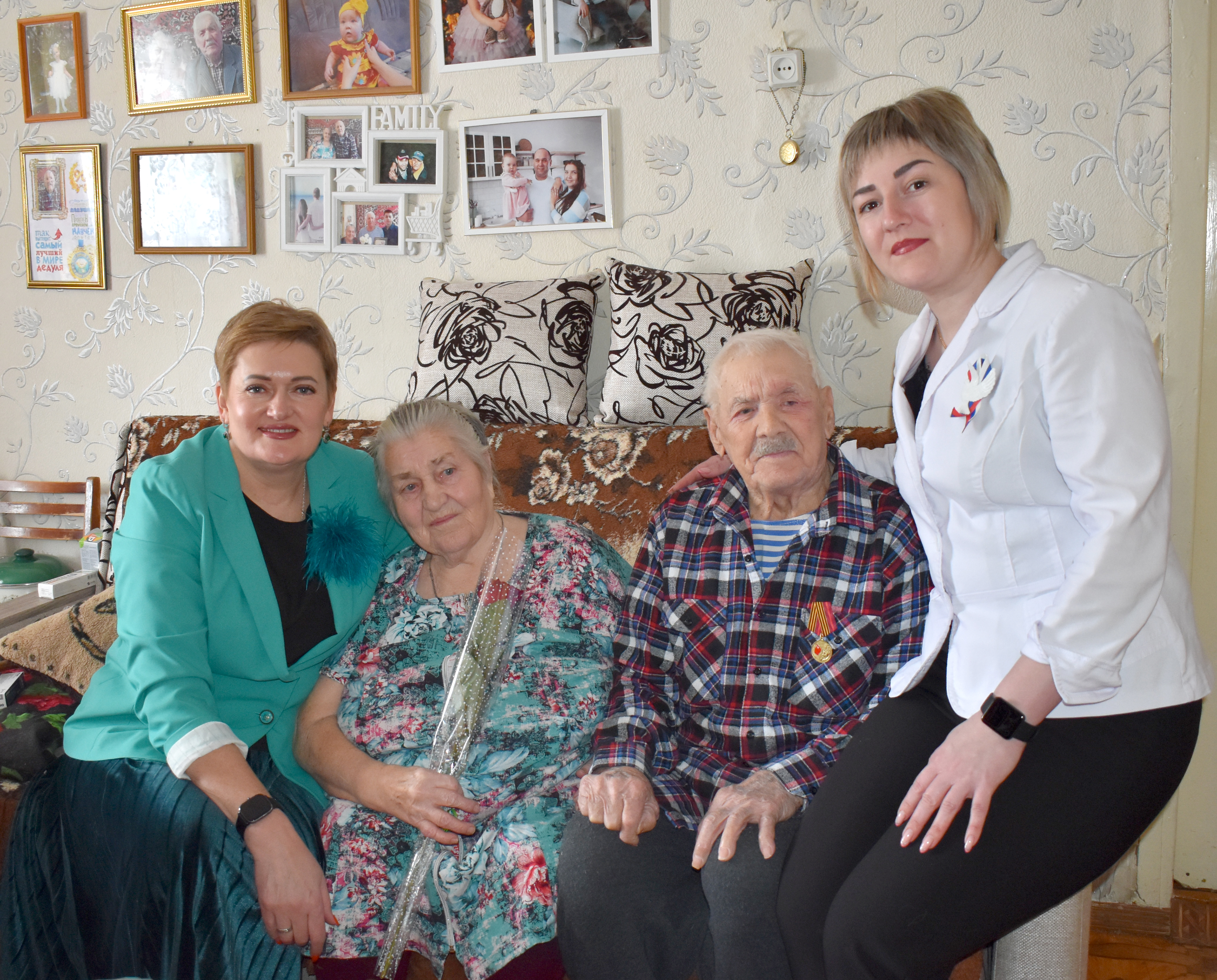 Светлана Байрак продолжает вручать юбилейные медали «80 лет Победы в Великой Отечественной войне 1941-1945 годов» труженикам тыла района.