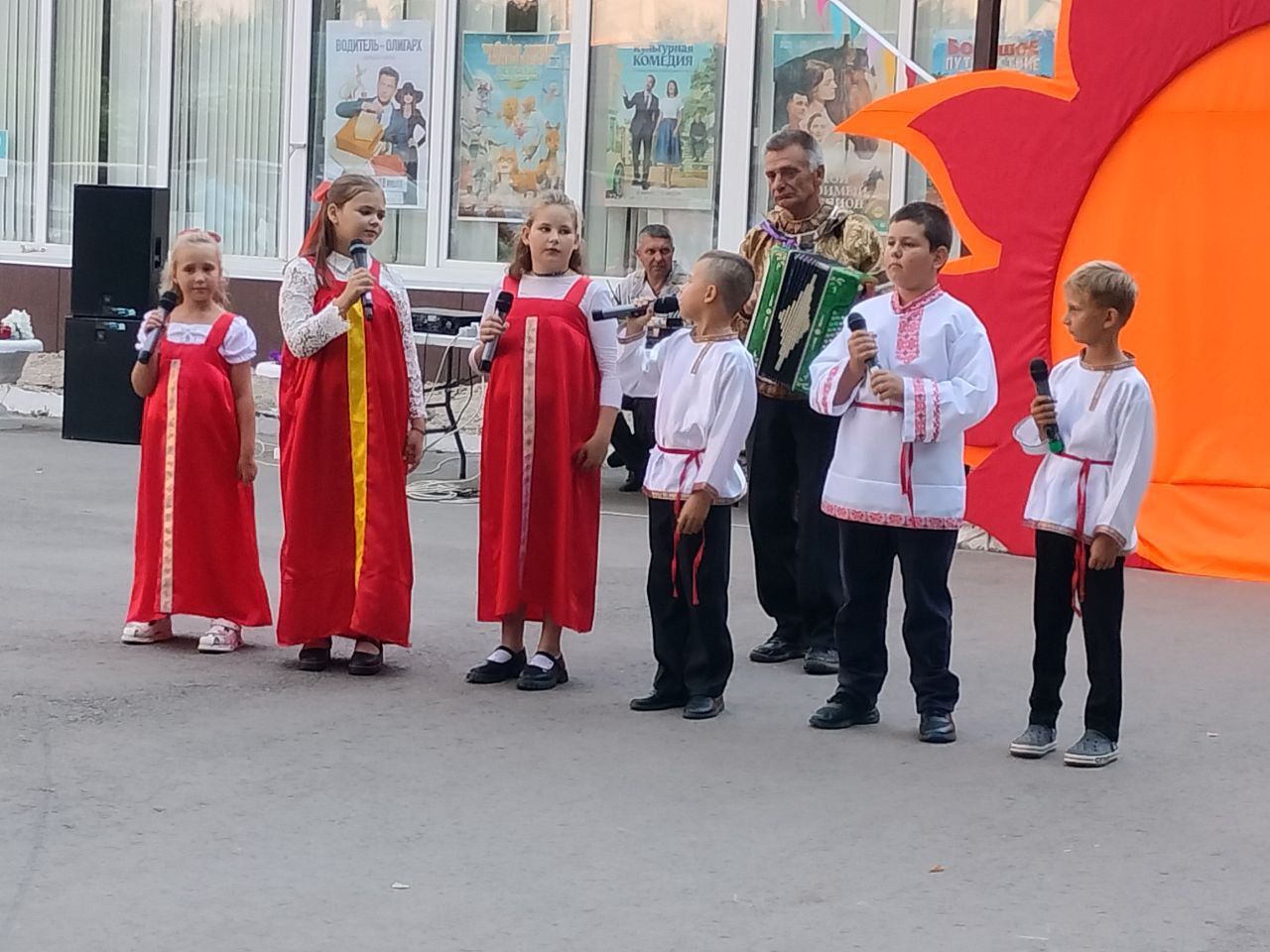 Единый день фольклора собрал артистов Екатериновского района на «Народной вечёрке»