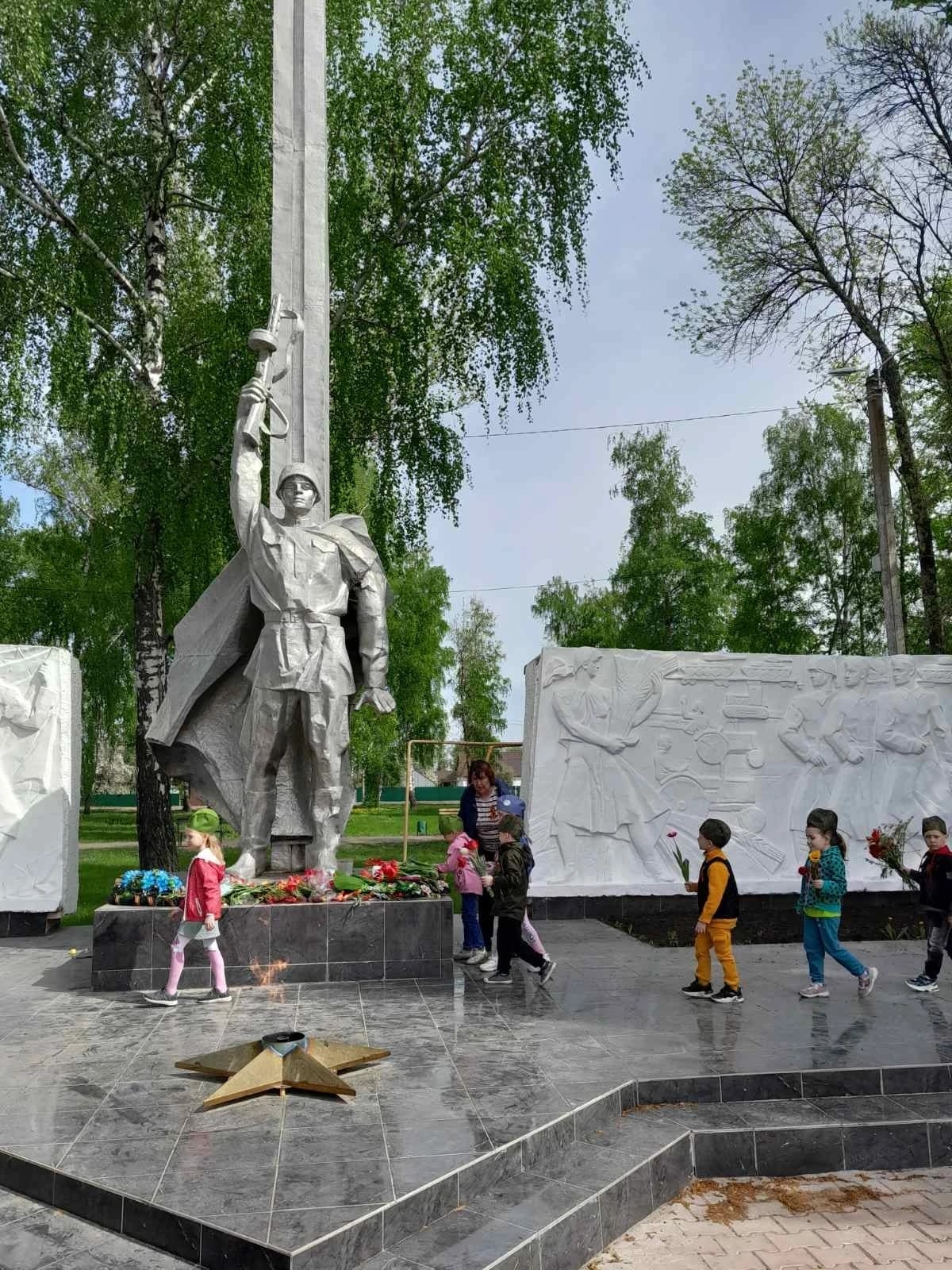 Воспитанники "Улыбки" посетили Парк Победы и подготовили выставку праздничных рисунков