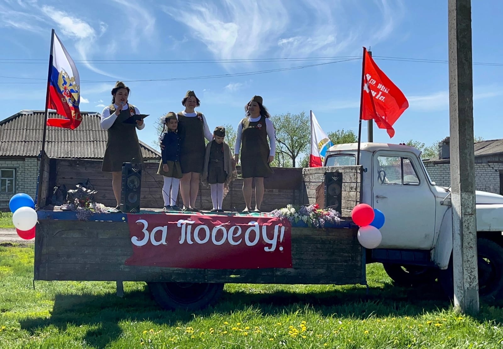 Крутоярская «Фронтовая бригада» выступила с концертом у домов сельских тружеников тыла