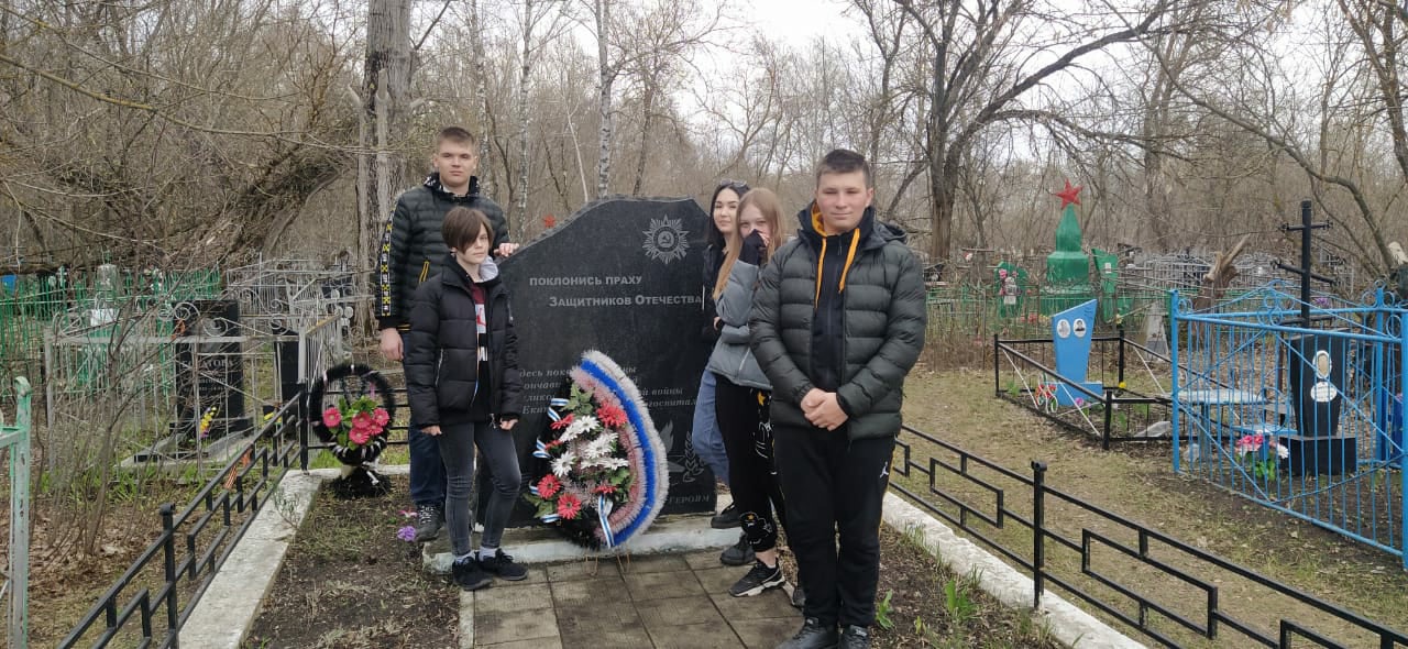 Волонтёры Екатериновской школы №2 благоустроили Братскую могилу