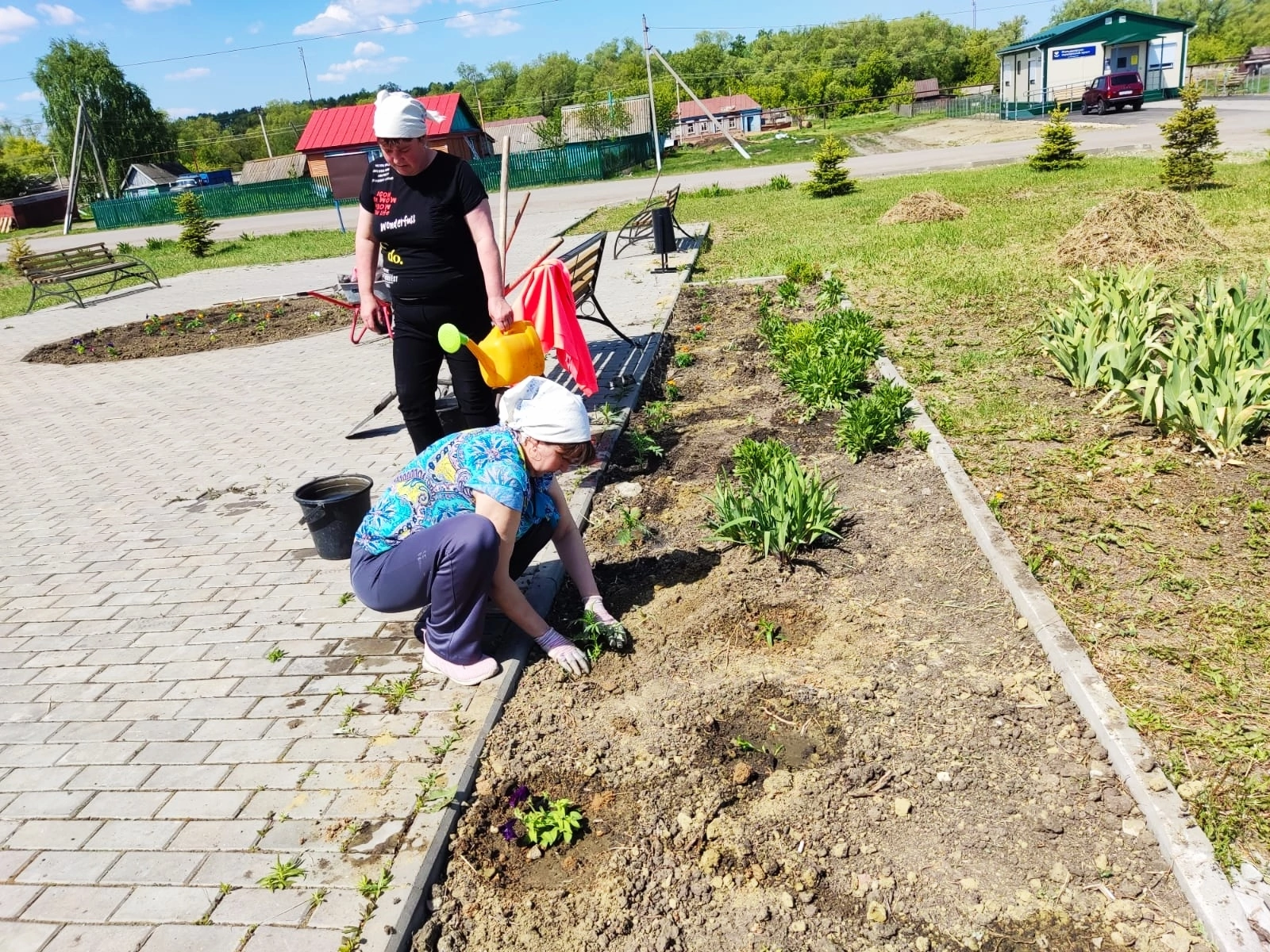 Место общественного отдыха в Альшанке украсили цветами