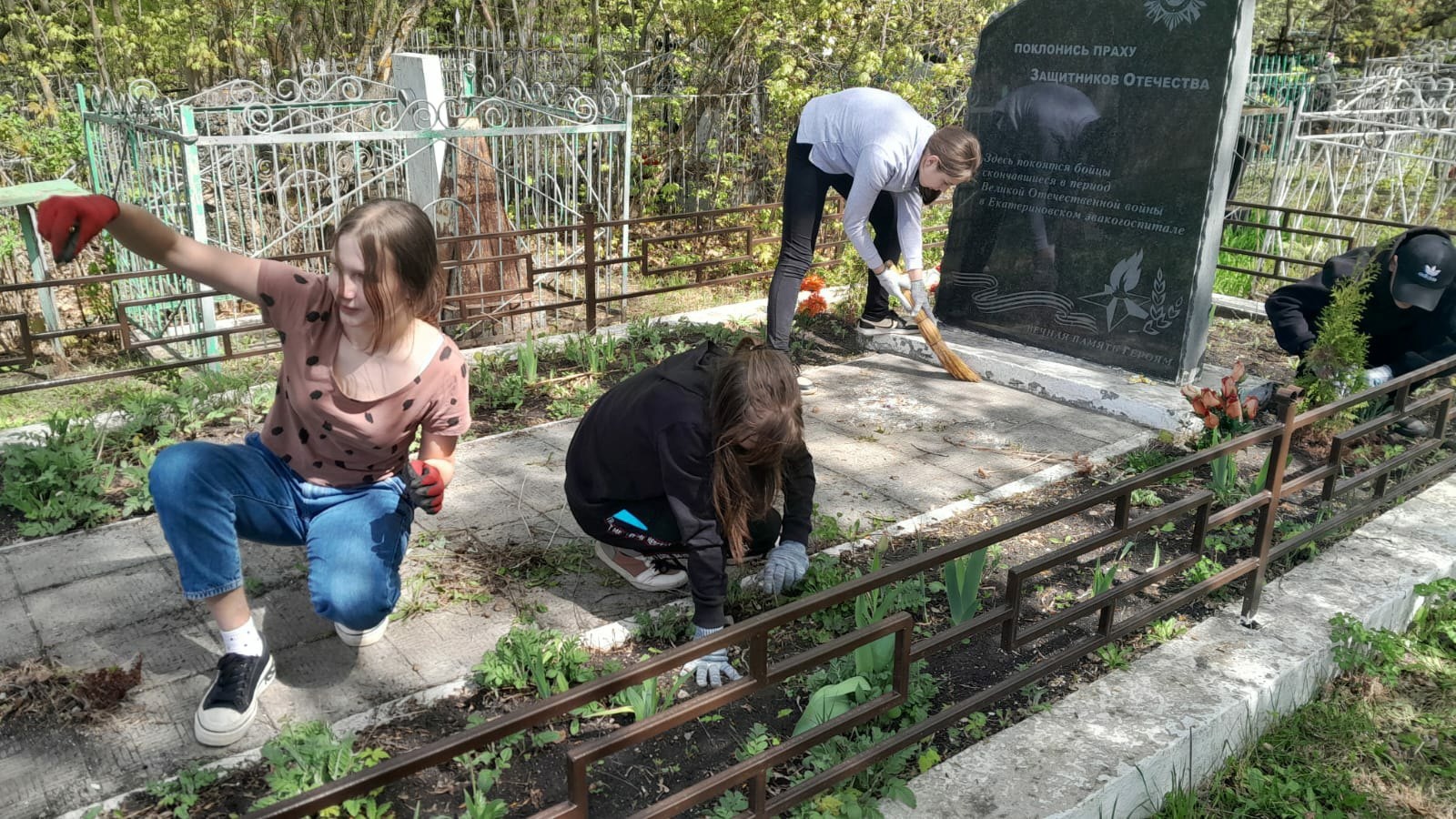 Юные волонтёры Екатериновской школы №2 привели в порядок братскую могилу на поселковом кладбище