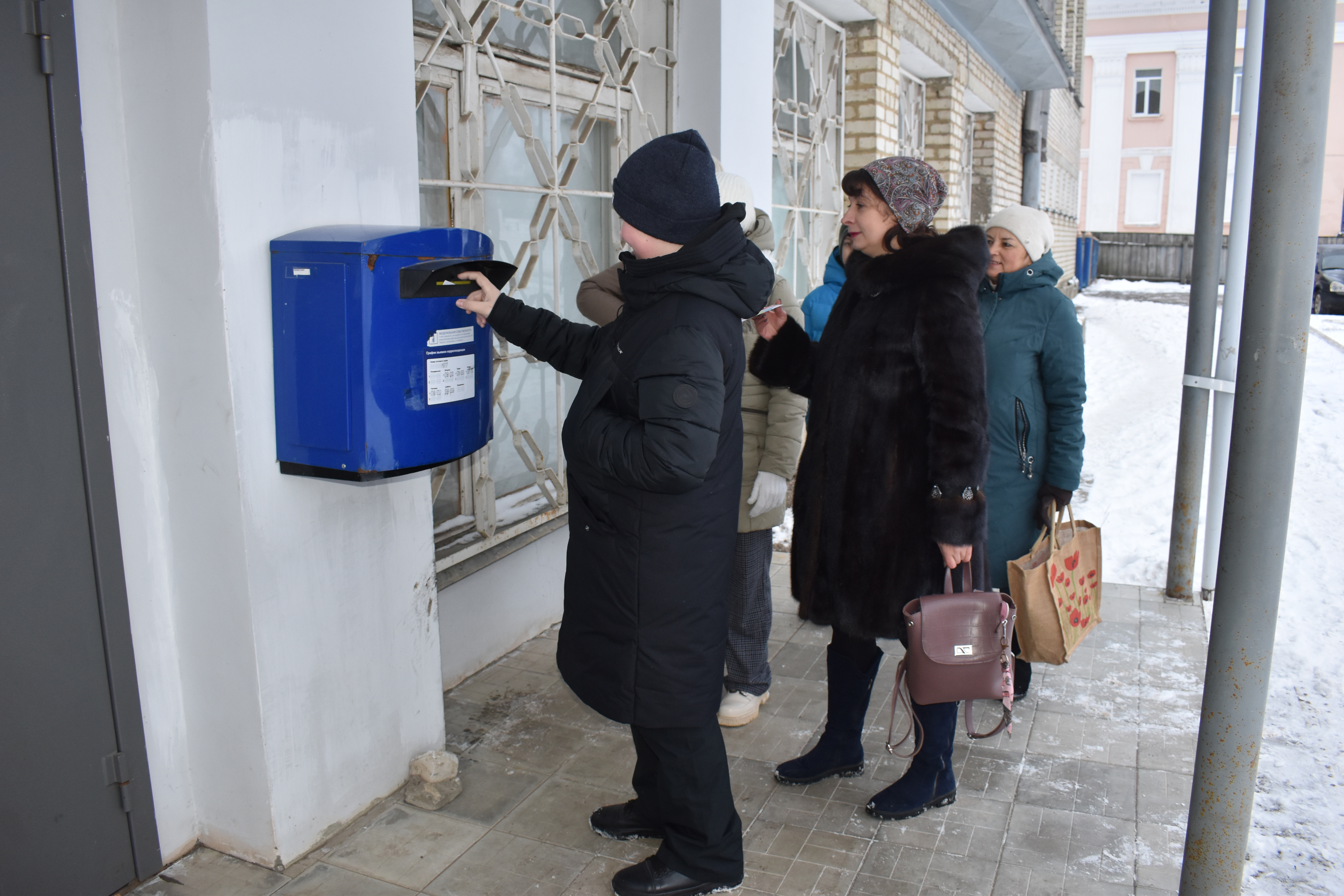 Екатериновские школьники отправили поздравительные письма престарелым жителям Саратовского интерната