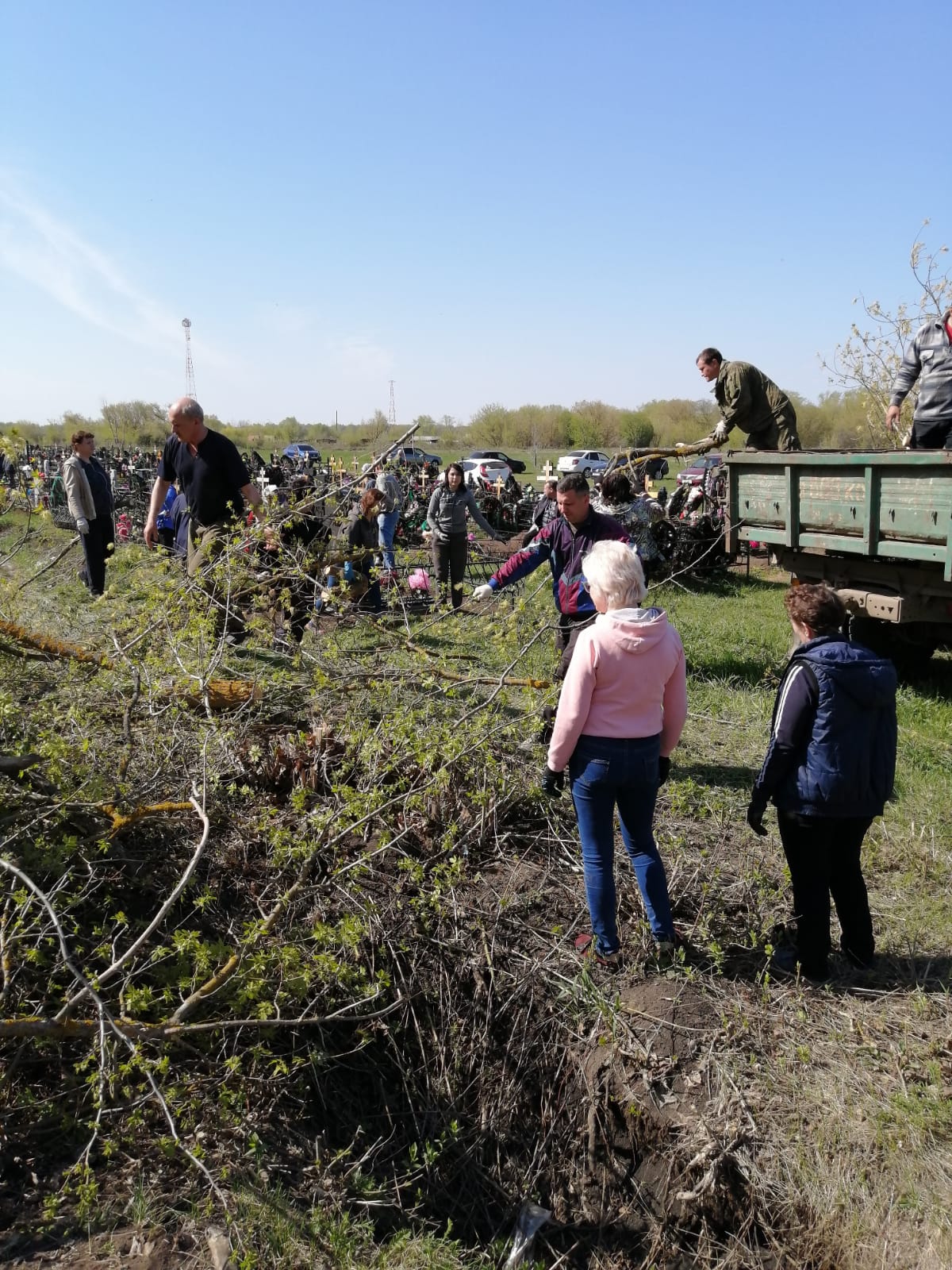 150 екатериновцев принимают участие в субботнике