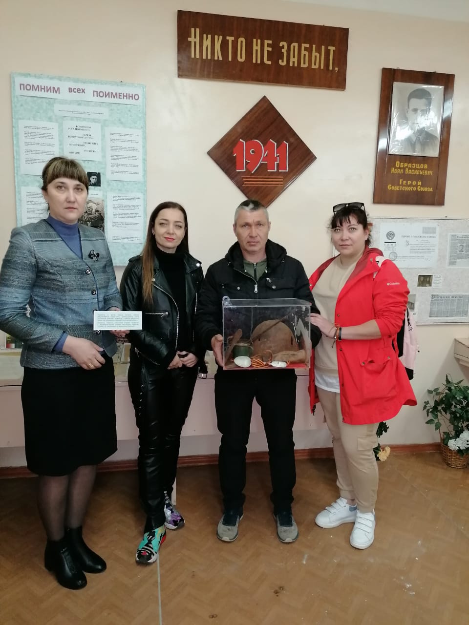 В музей Бакурской школы переданы вещи с места гибели фронтовика-земляка