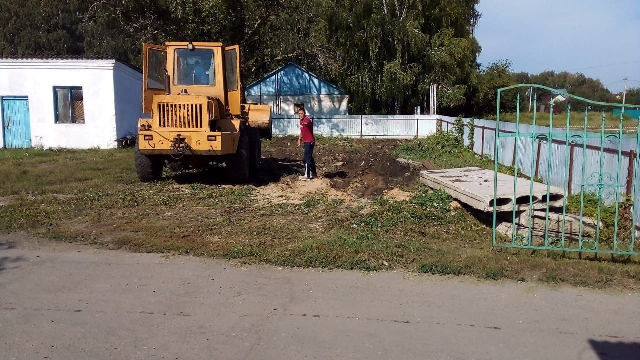На территории Екатериновской районной больницы обустраиваются две площадки для парковки автомобилей