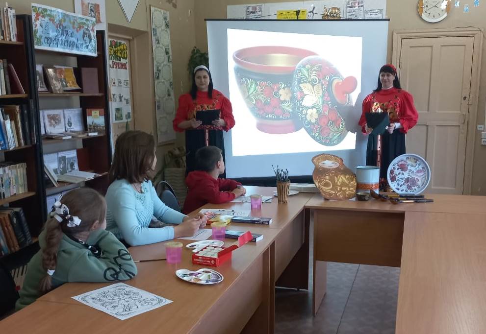 В Екатериновской центральной детской библиотеке проведён час народного творчества «Золотая Хохлома»
