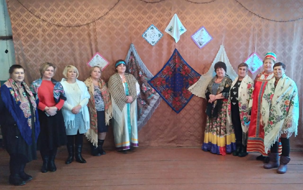 В Андреевской библиотеке водили «Платков и шалей хоровод»