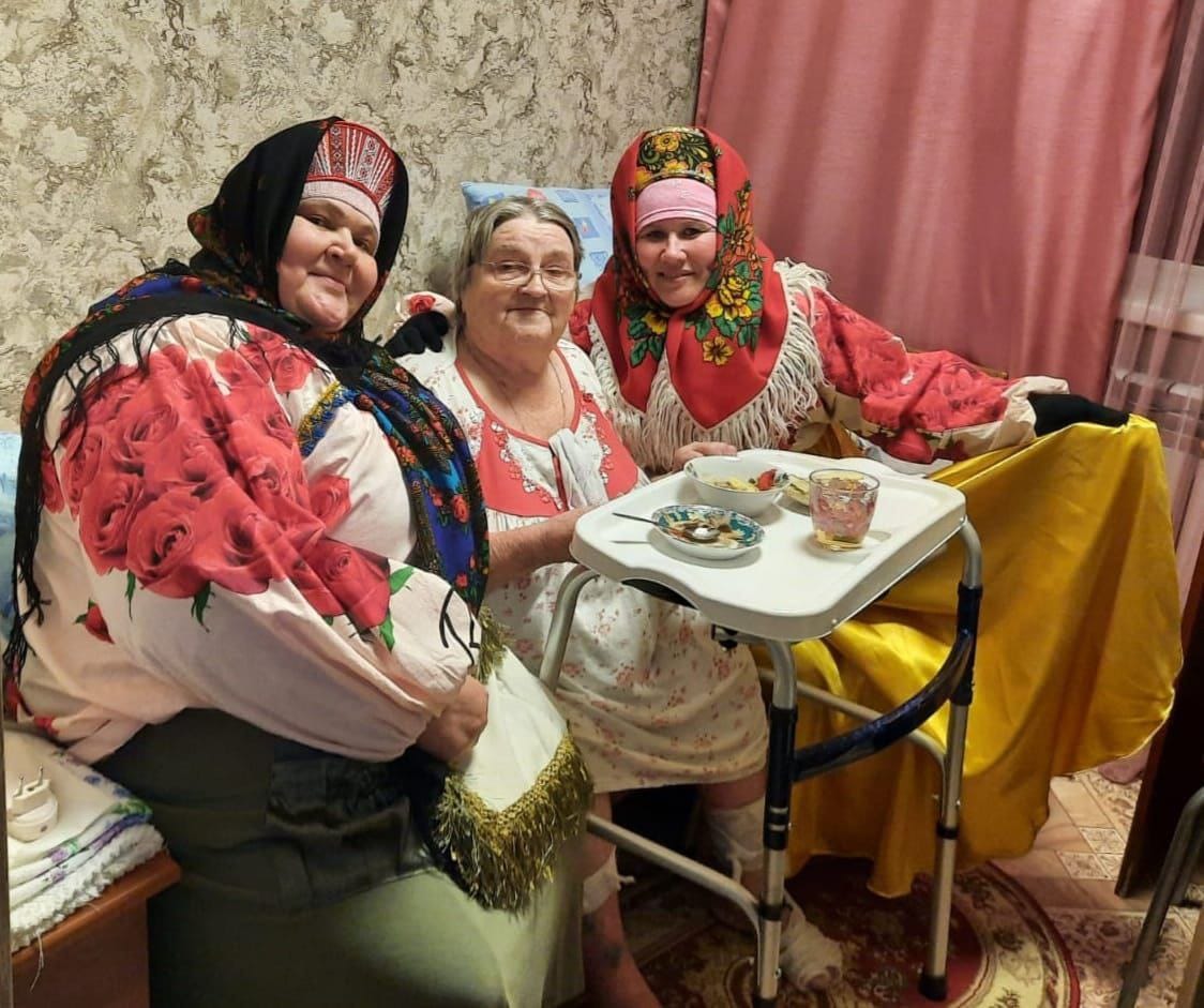 Новосёловские пенсионеры принимали поздравления на дому