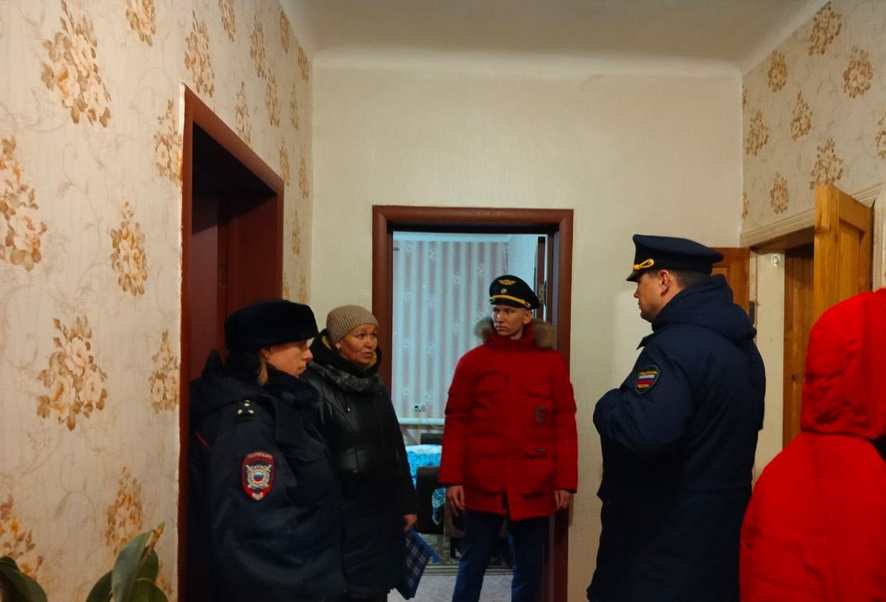 Семьи группы риска посетили сотрудники комиссии по делам несовершеннолетних и прокуратуры Екатериновского района