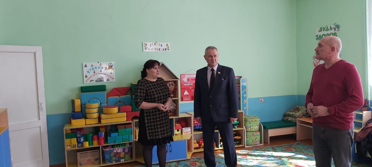 Сергей Чередников посетил учреждения образования Екатериновского района