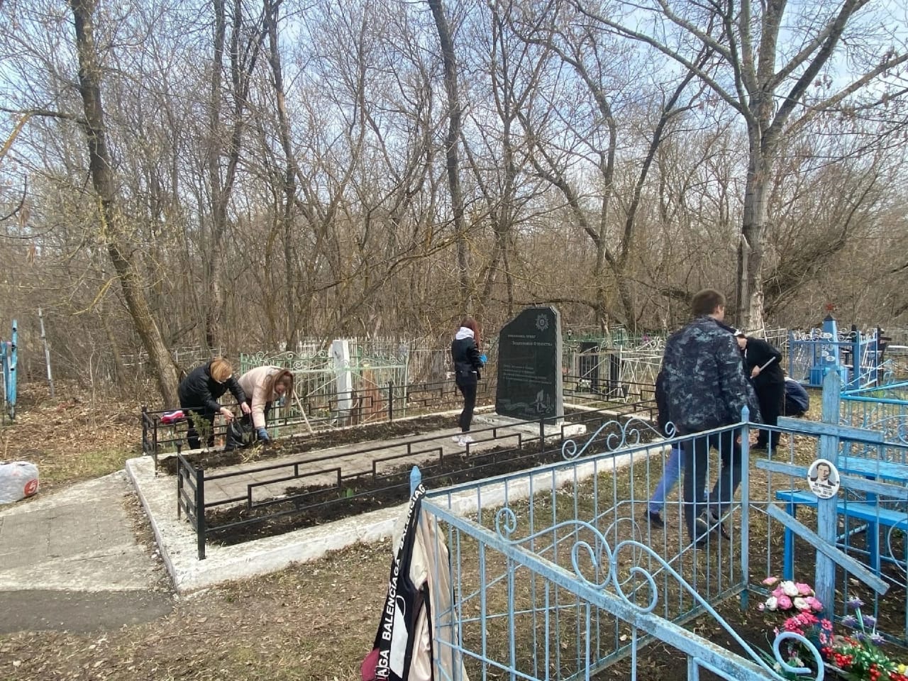 Волонтёры «Искры» благоустроили братскую могилу на екатериновском кладбище