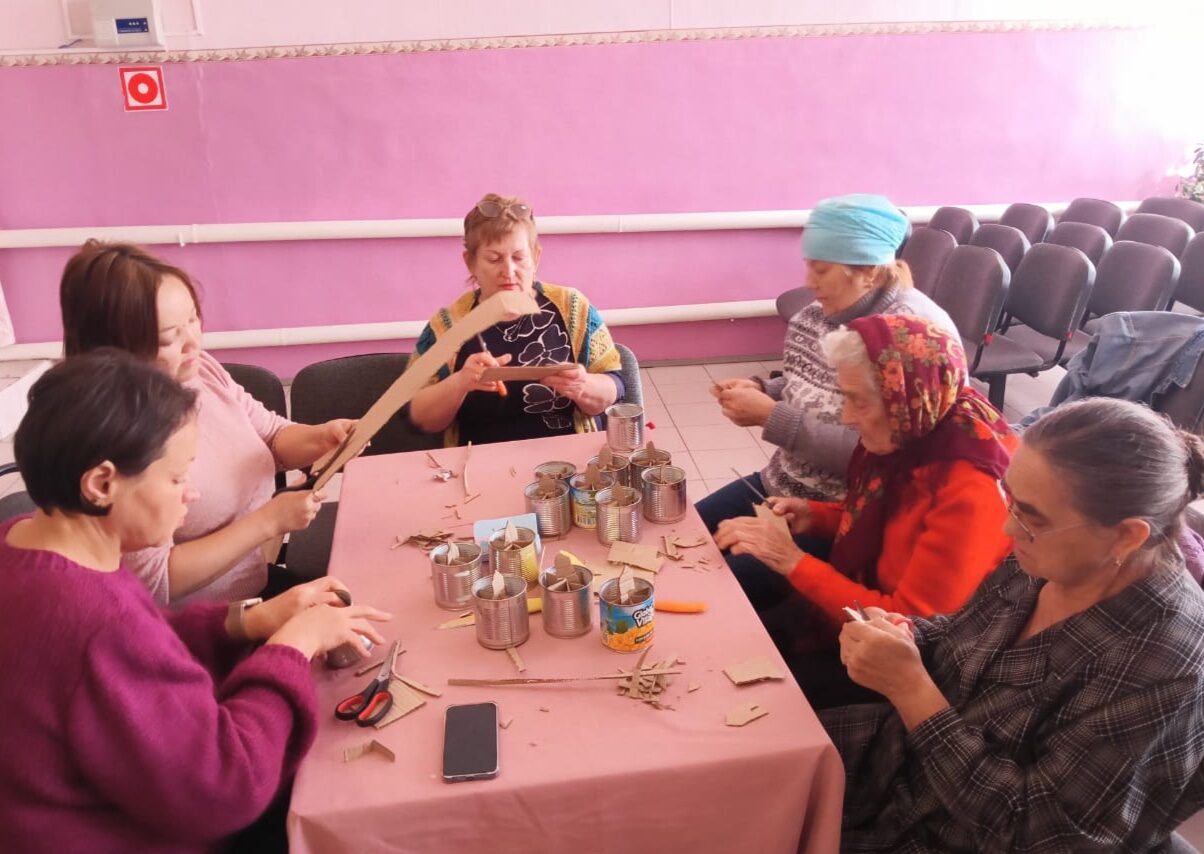 Жительницы села Крутояр изготавливают окопные свечи