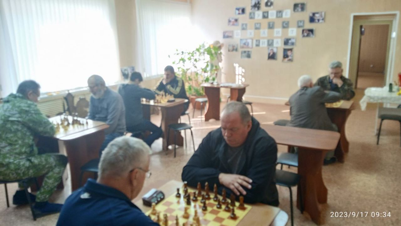 Шахматный Кубок района в руках серебряного волонтёра Анатолия Тульского