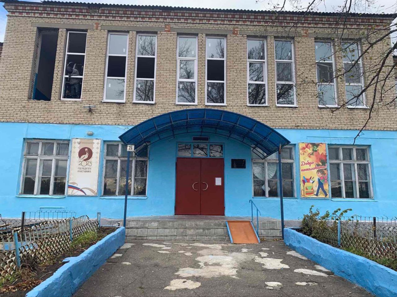 В здании школы села Галахово ведётся замена окон