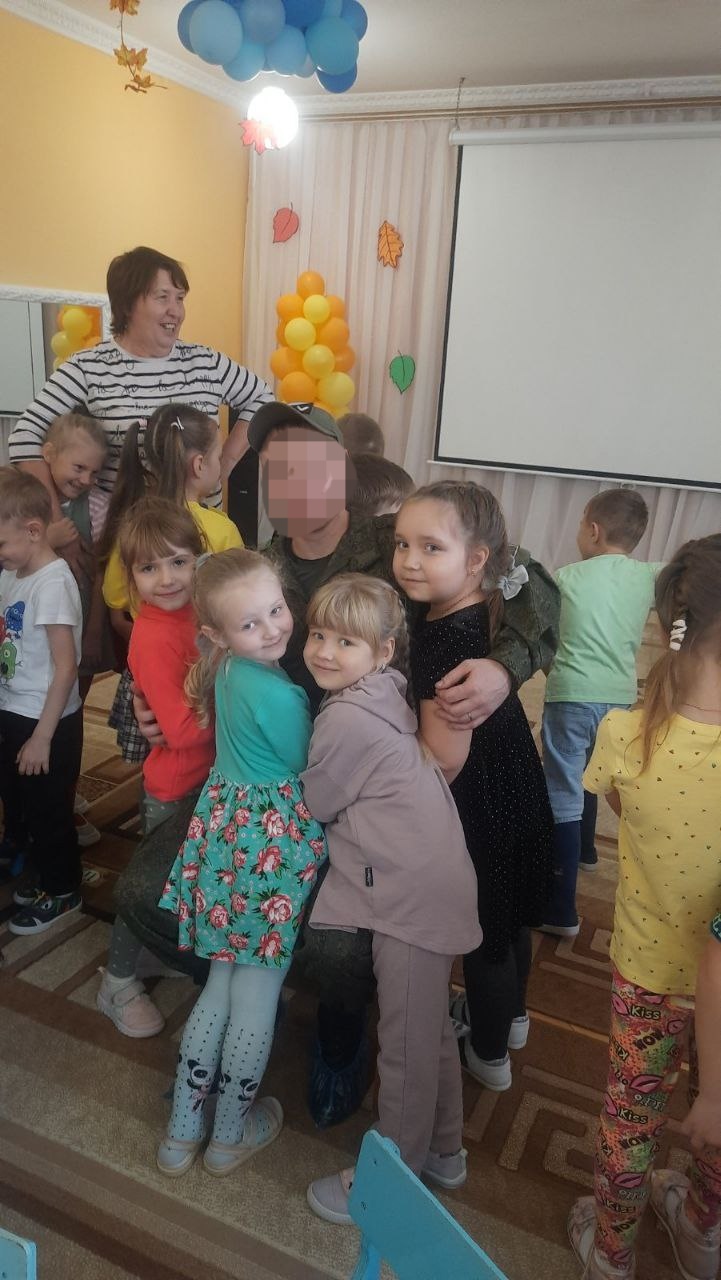 Участник СВО Виктор Х. посетил родной детский сад и крепко обнял детвору