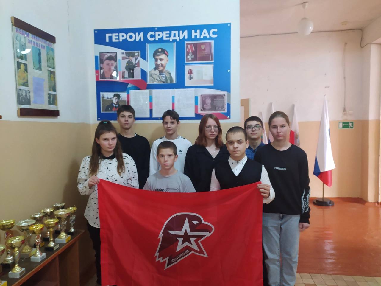 «Хранители истории» Индустриальной школы оформили стенд «Герои среди нас»