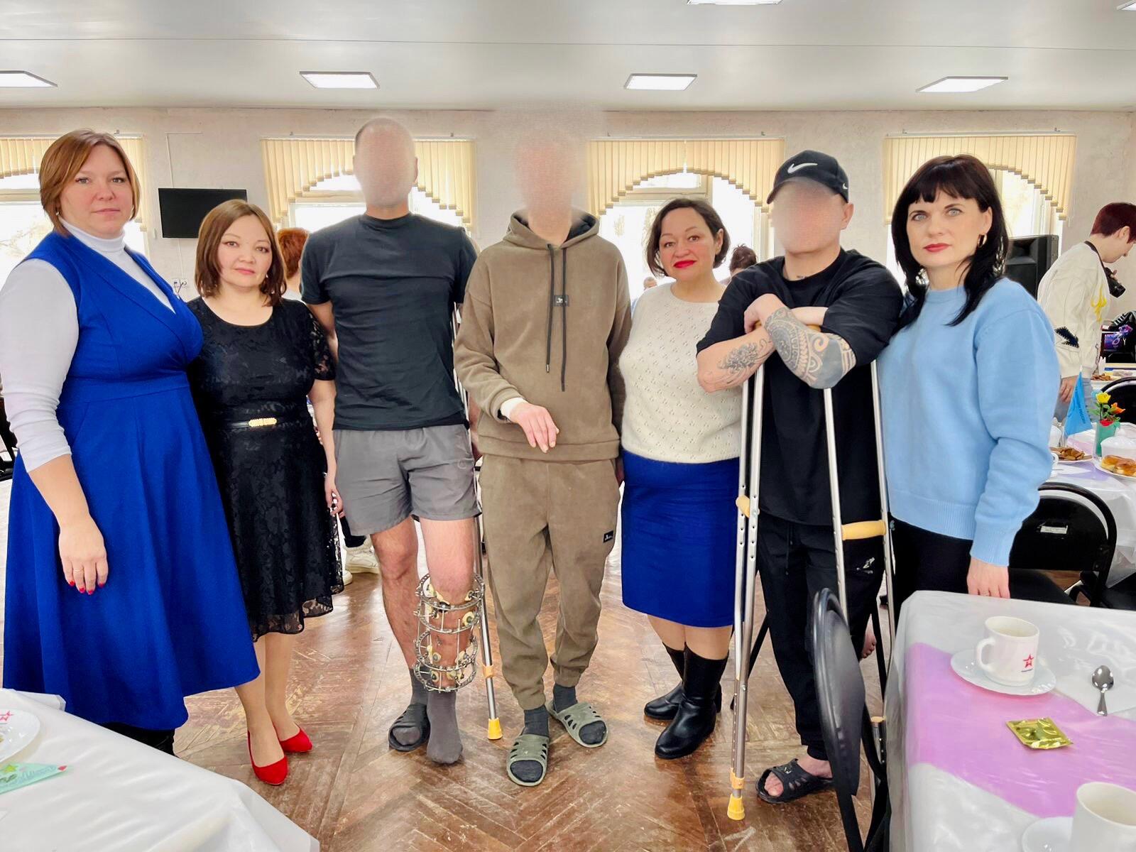 Активистки Женсовета Екатериновского района навестили бойцов в госпитале