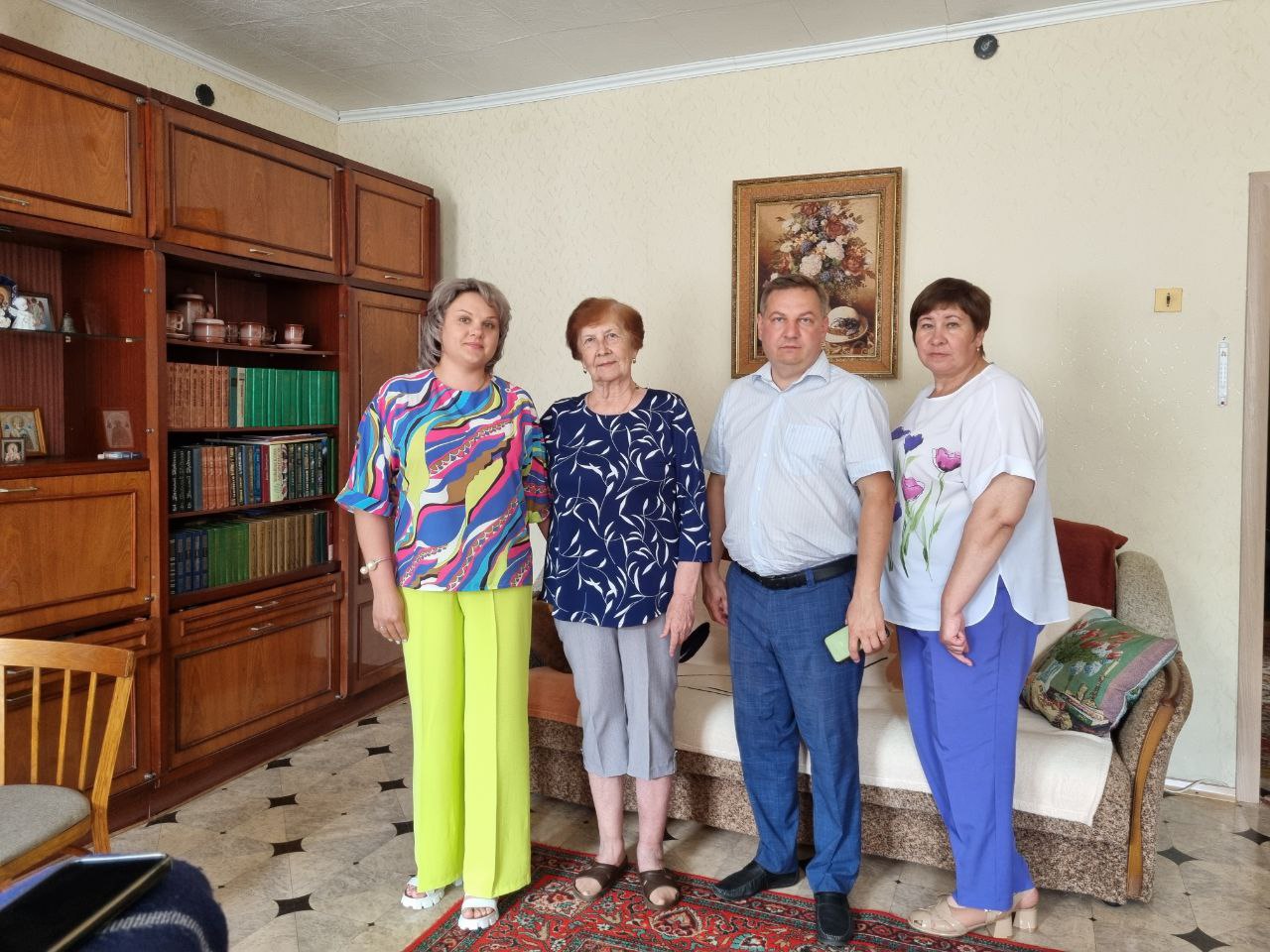 Ветеран здравоохранения Лидия Красина принимала поздравления коллег