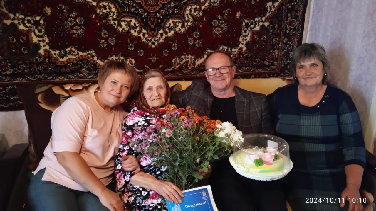 Жительницу Прудового Александру Королёву поздравили с юбилеем