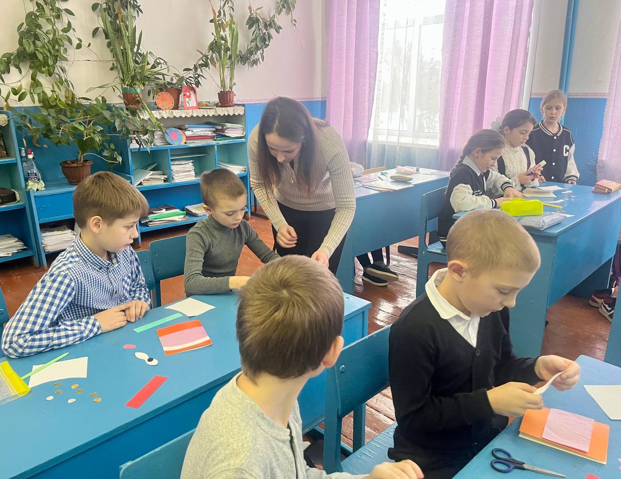 Новогодние открытки защитникам Родины подготовили крутоярские школьники