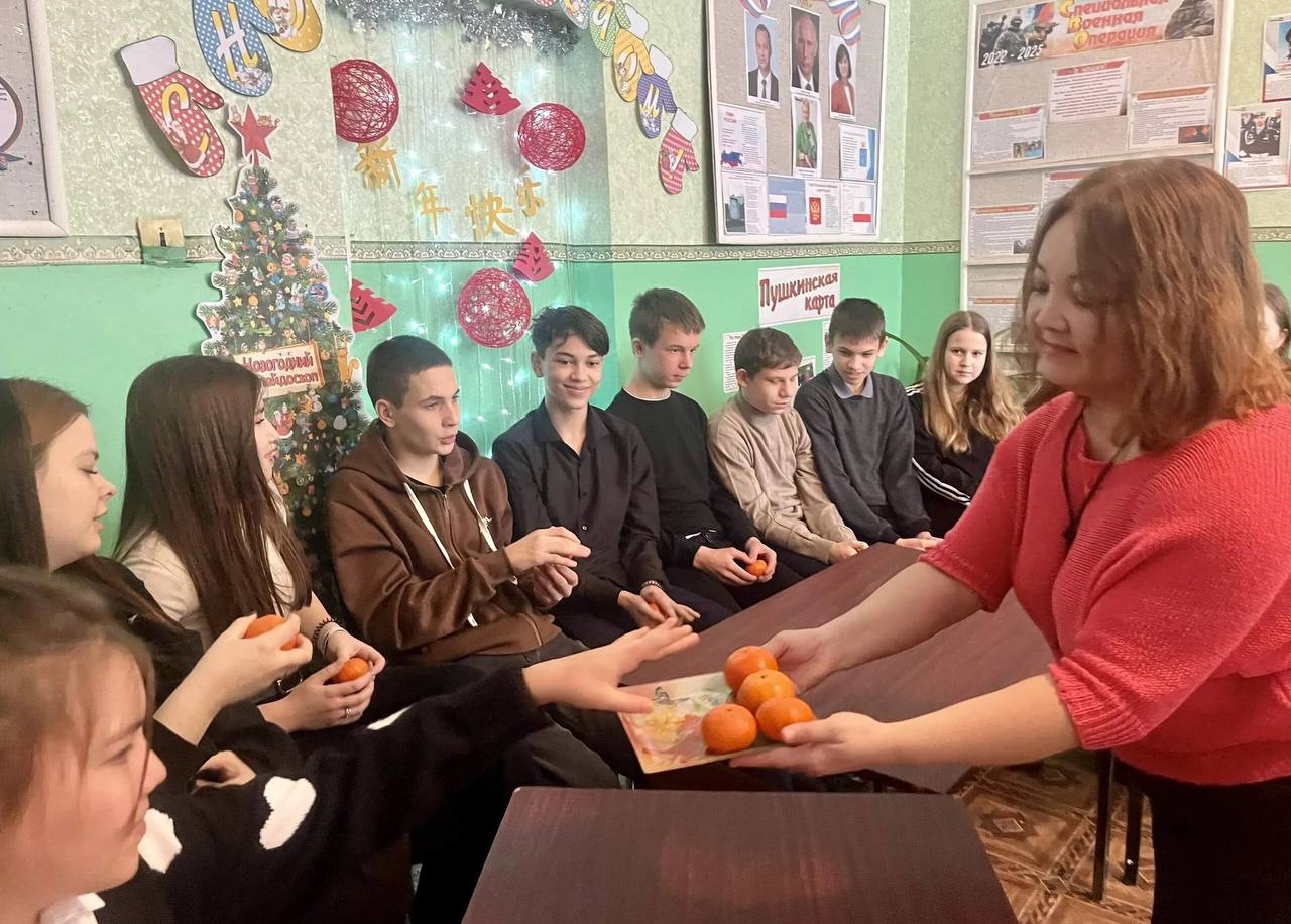Крутоярские культработники и школьники встретили китайский Новый год