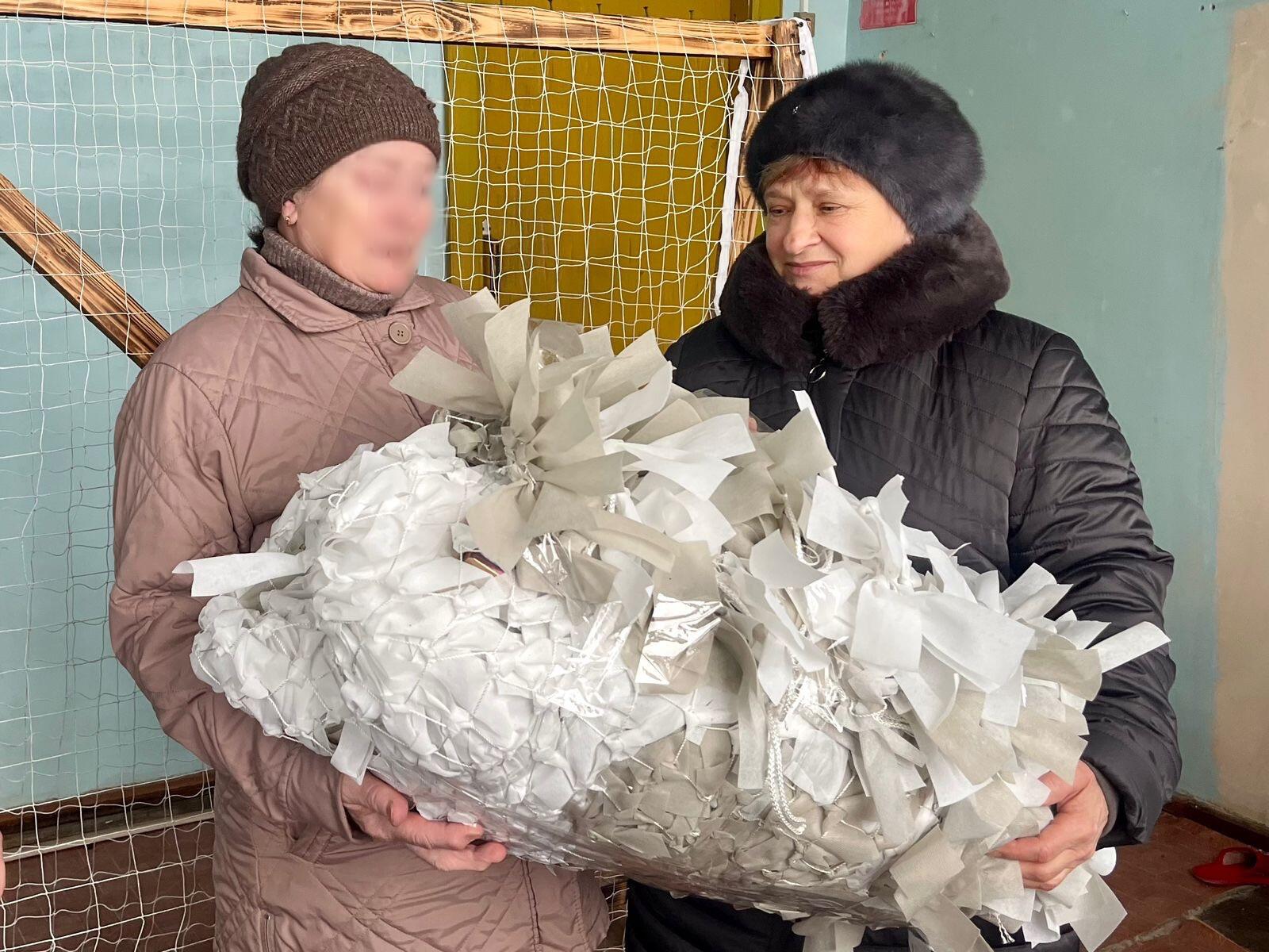 В Крутояре освоили технику плетения зимних маскировочных сетей