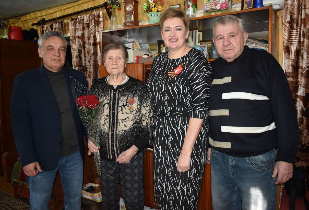 Светлана Байрак и Олег Атаев вручили юбилейную медаль труженице тыла Екатерине Финогеновой