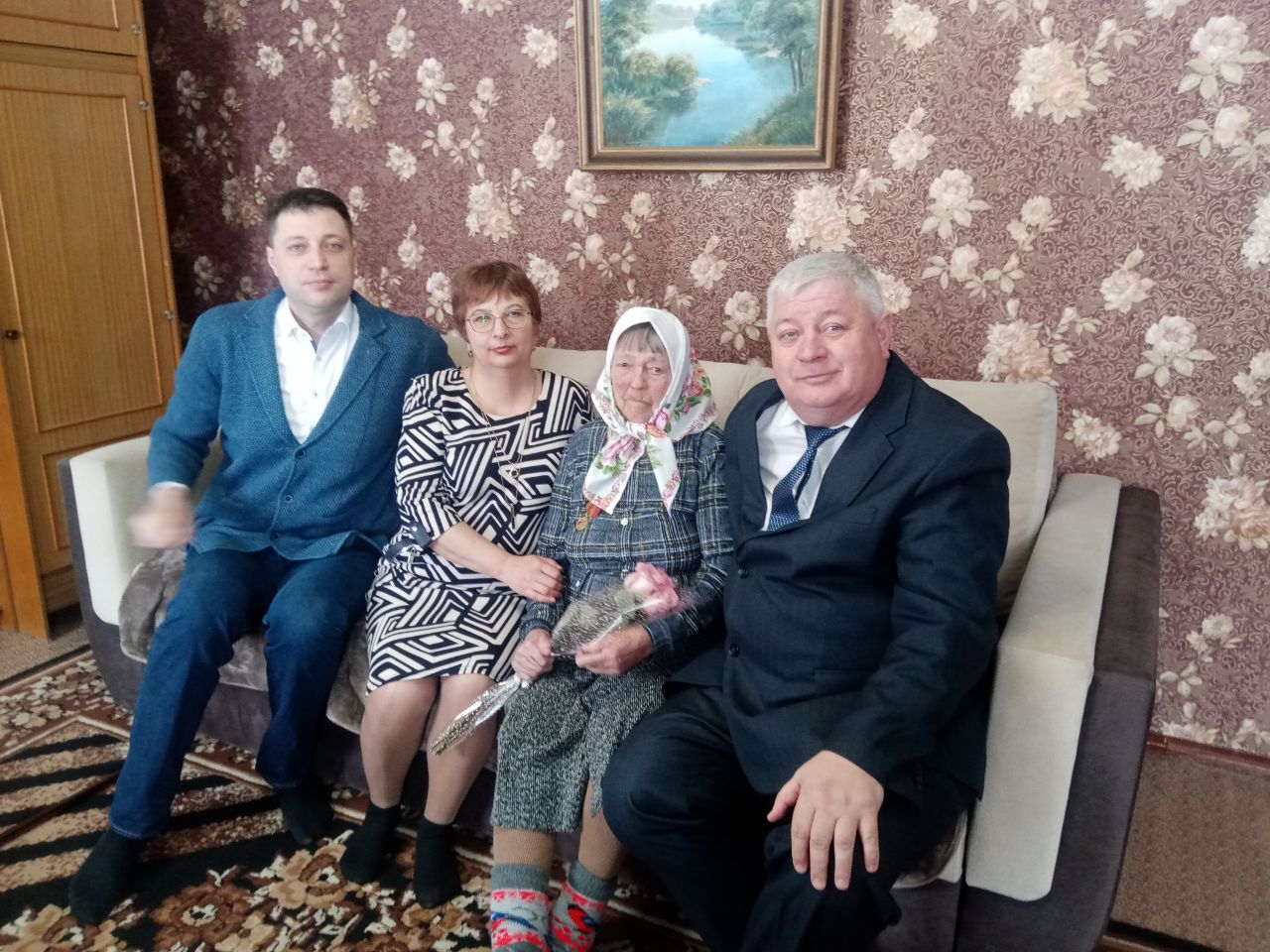 Виктор Сильников и Александр Ханжов вручили юбилейную медаль труженице тыла Татьяне Орловой