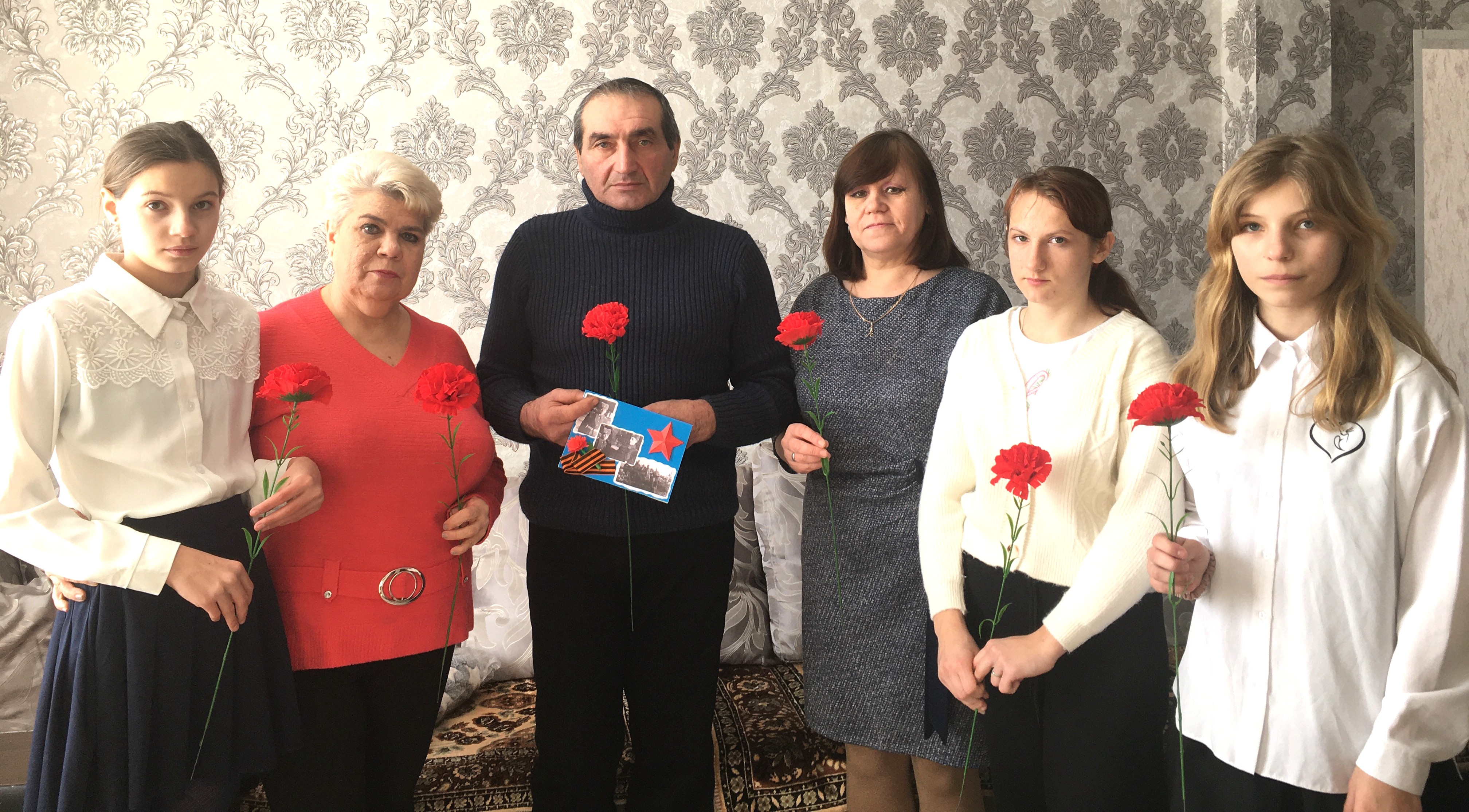 Культработники и школьники Индустриального посетили ветерана боевых действий в Афганистане Вячеслава Потёмкина