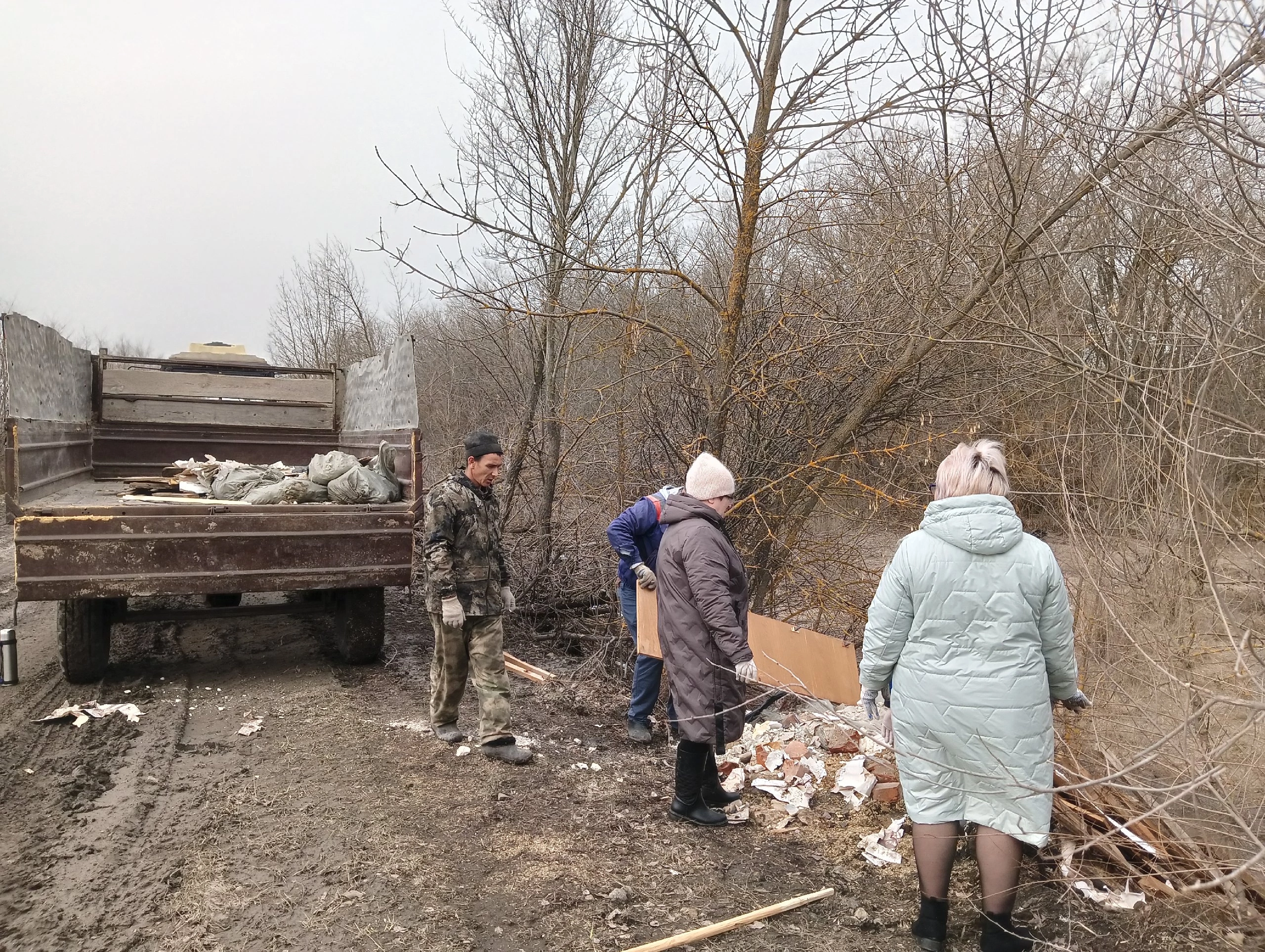 «Первые ласточки»: в Екатериновском районе стартовал месячник по благоустройству
