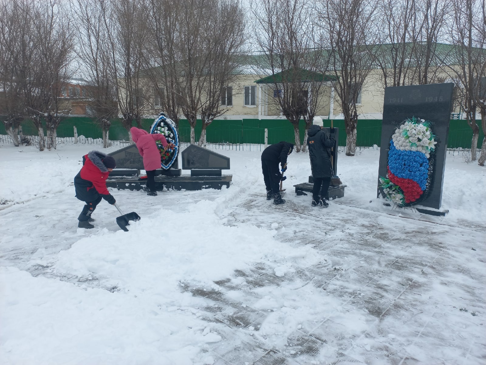 Юные сластухинские активисты очистили от снега территорию сельского Парка Победы