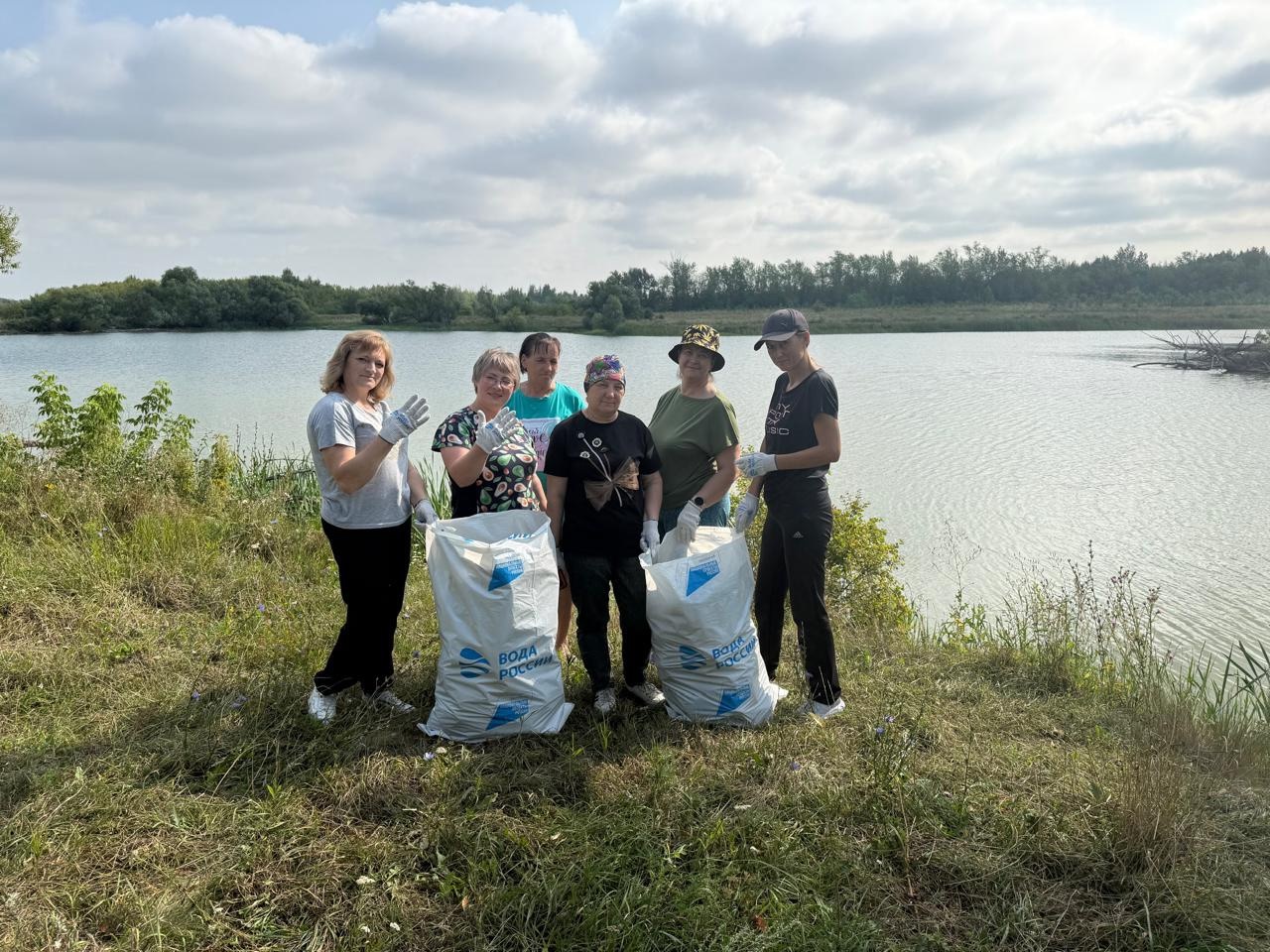 В с. Кипцы очистили берега сельского водоёма