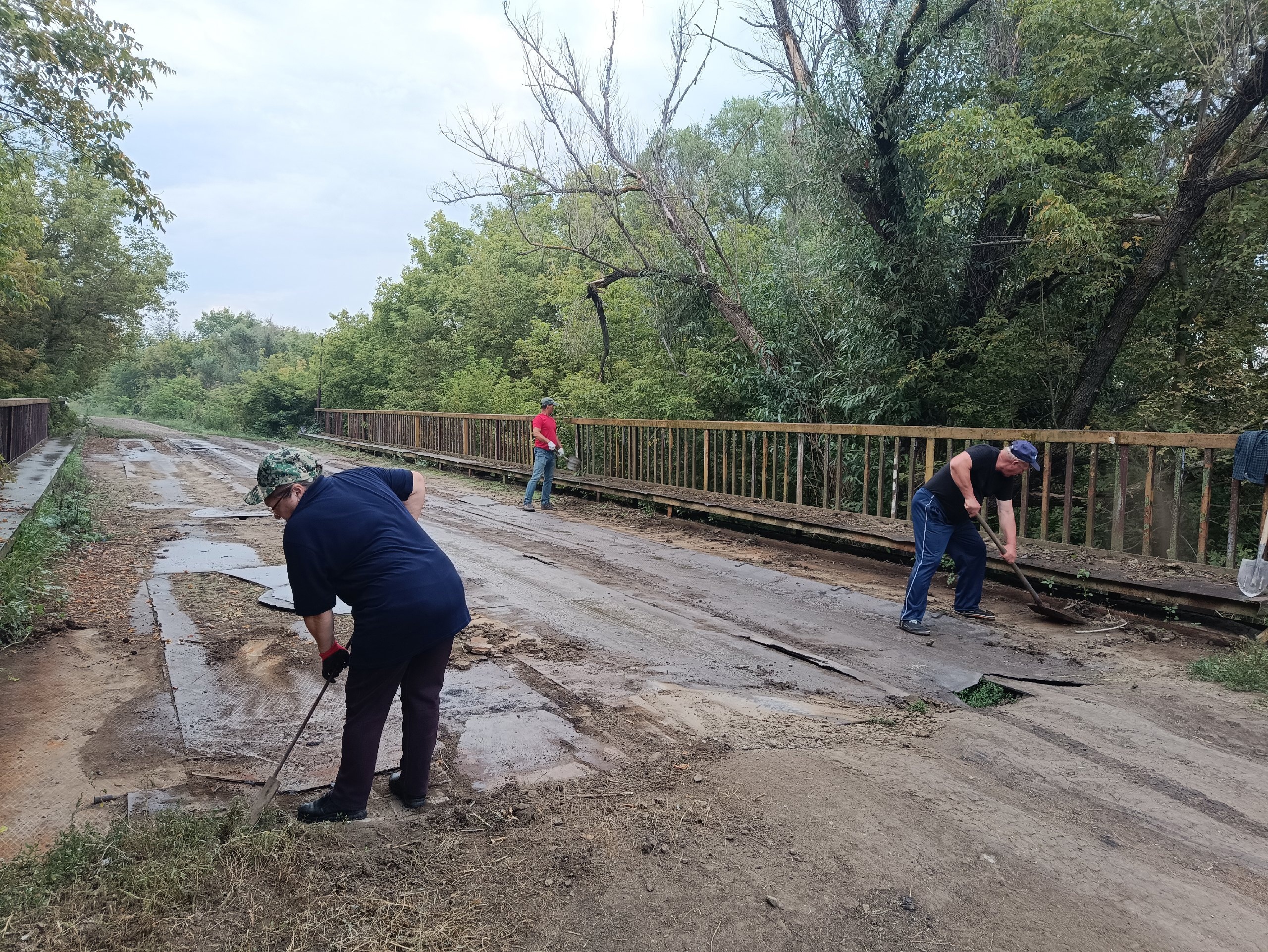 Вопрос ремонта моста в селе Колено решают местные фермеры