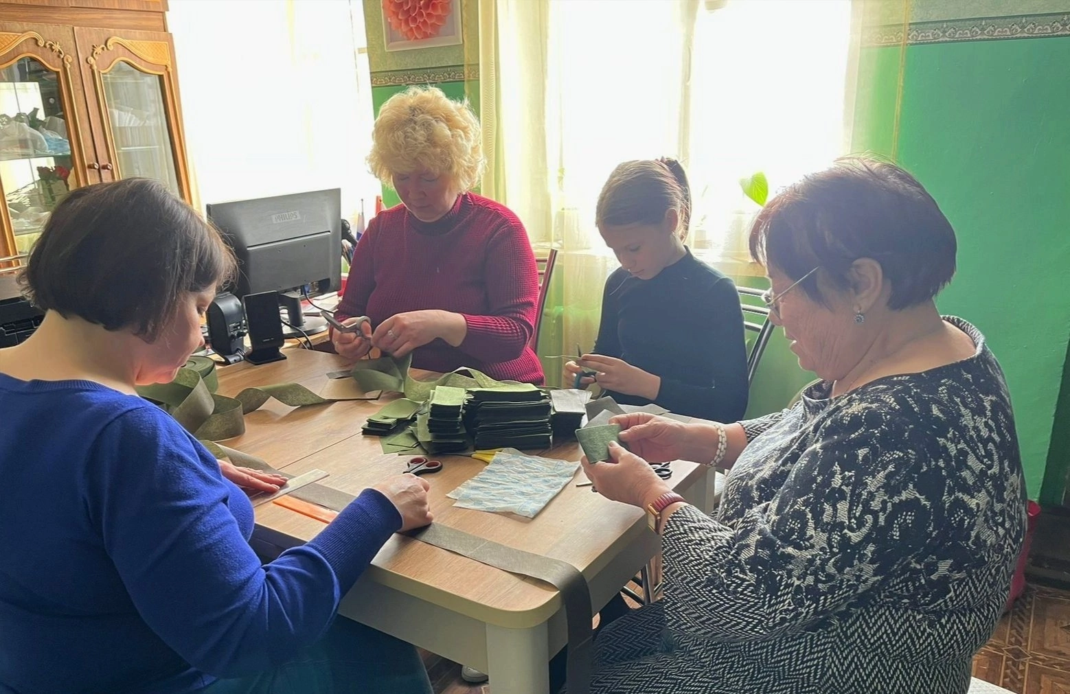 «Максимовцы» готовят  ленты для маскировочных сетей и не только