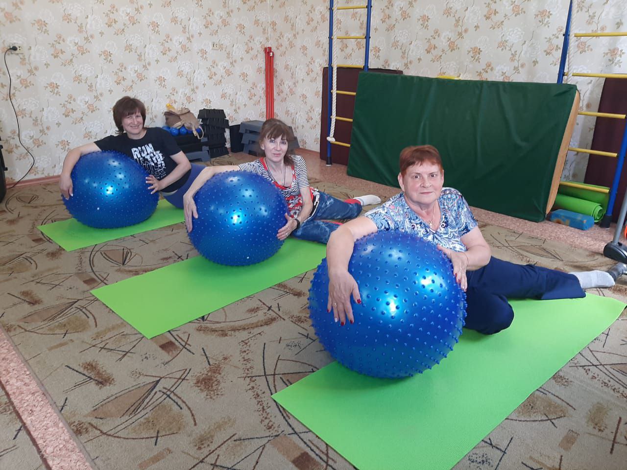Специалисты Центра соцобслуживания населения Екатериновского района проводят занятия по адаптивной физкультуре