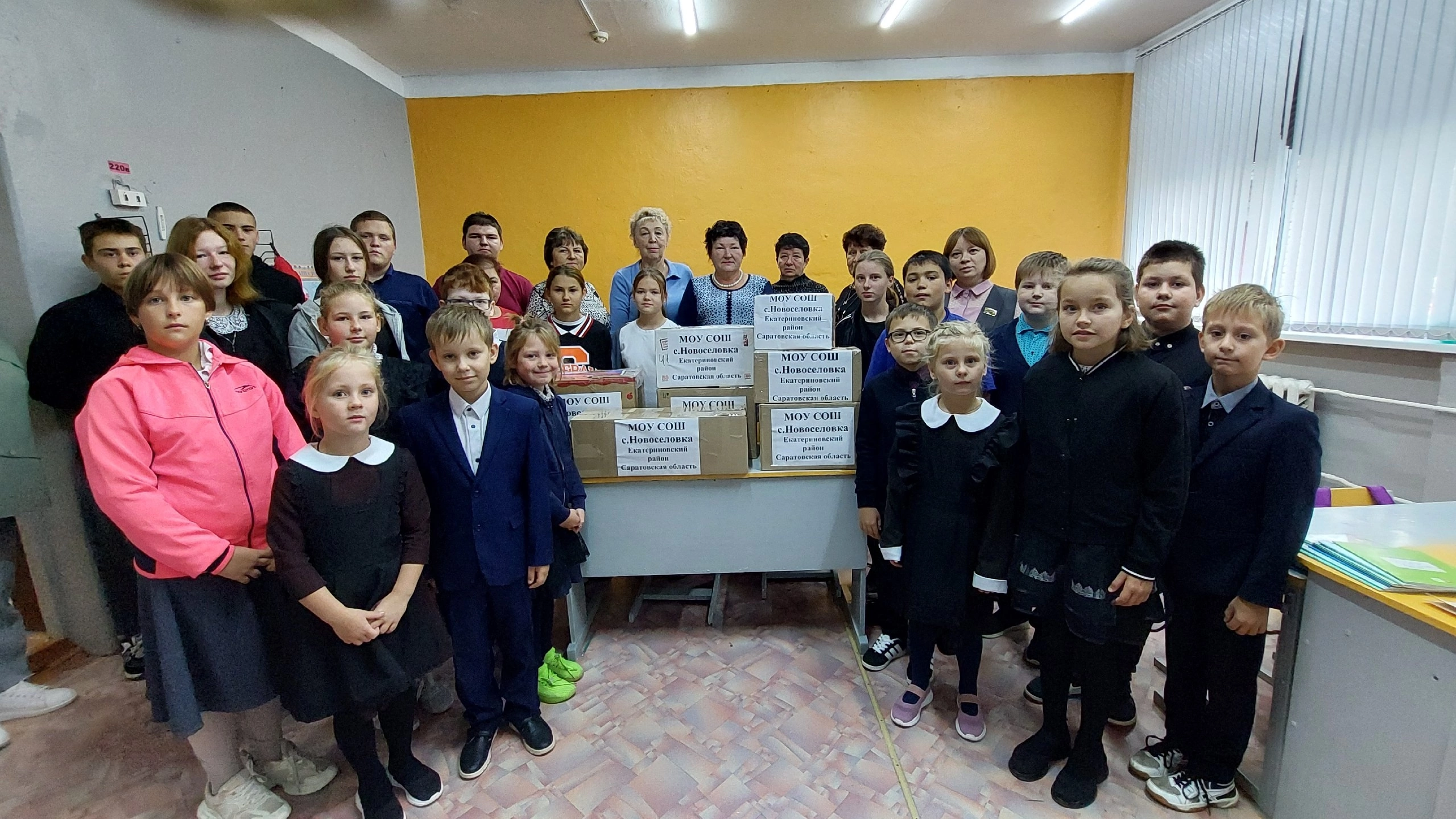 В Новосёловской школе собрали посылки для участников СВО
