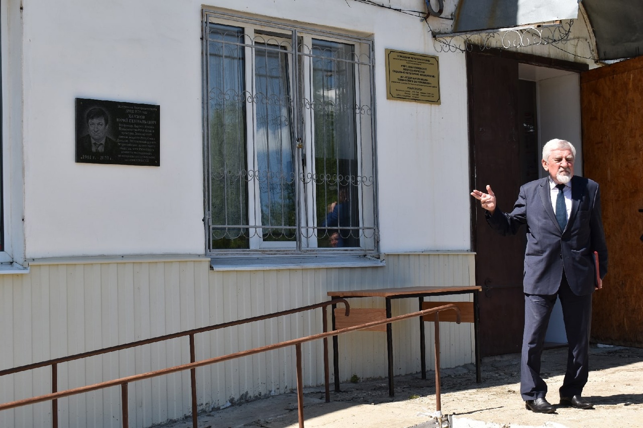 На здании Детской школы искусств рабочего посёлка Екатериновка установлена мемориальная доска Юрию Ханжову