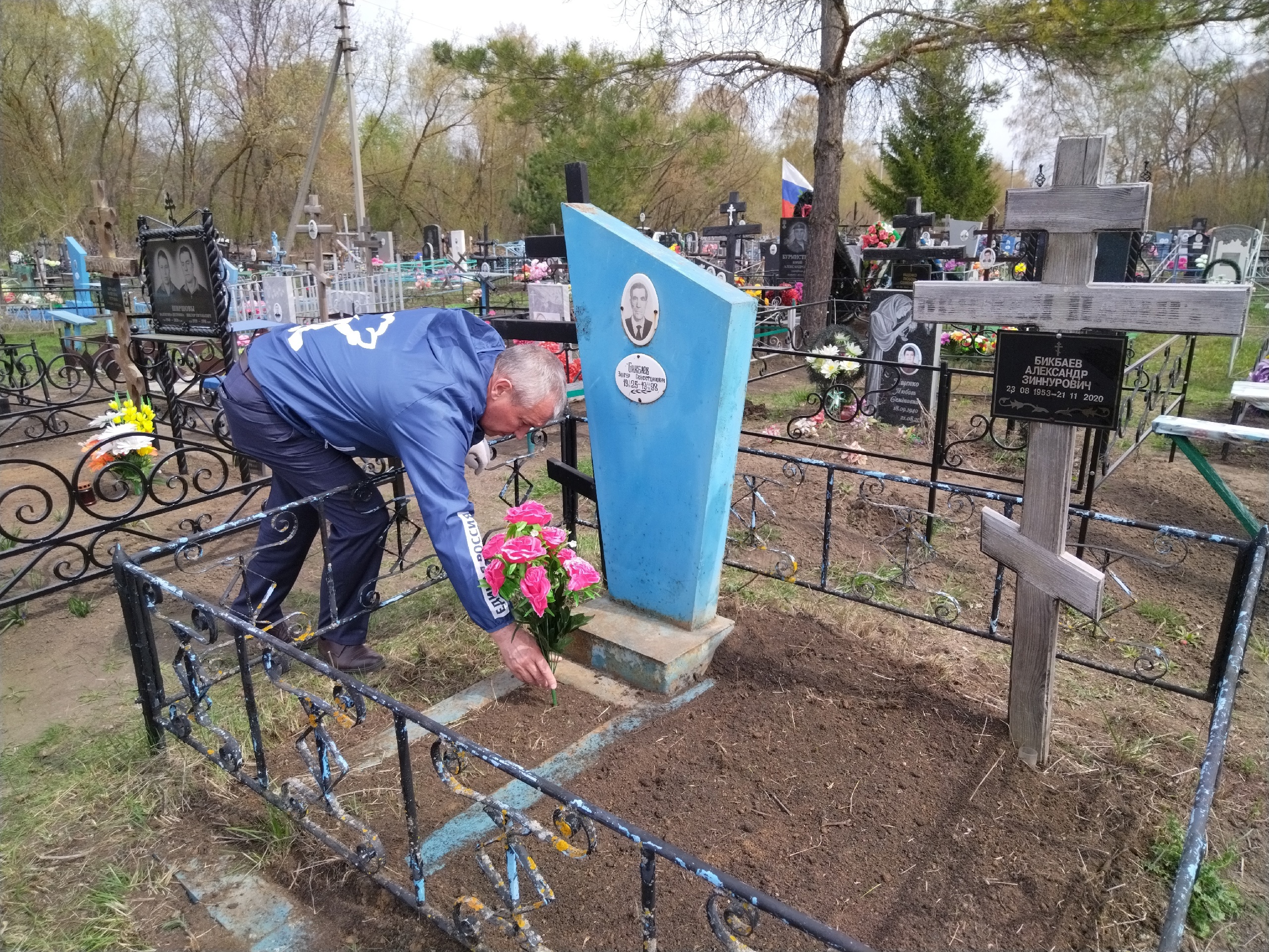 Сергей Чередников и его однопартийцы навели порядок на могиле участника Великой Отечественной войны