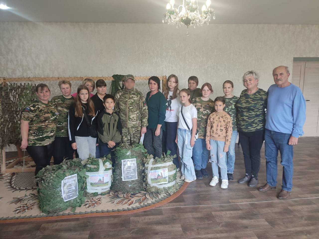 Юные помощники «СВОдного взвода» вручили защитнику Родины четыре маскировочные сети